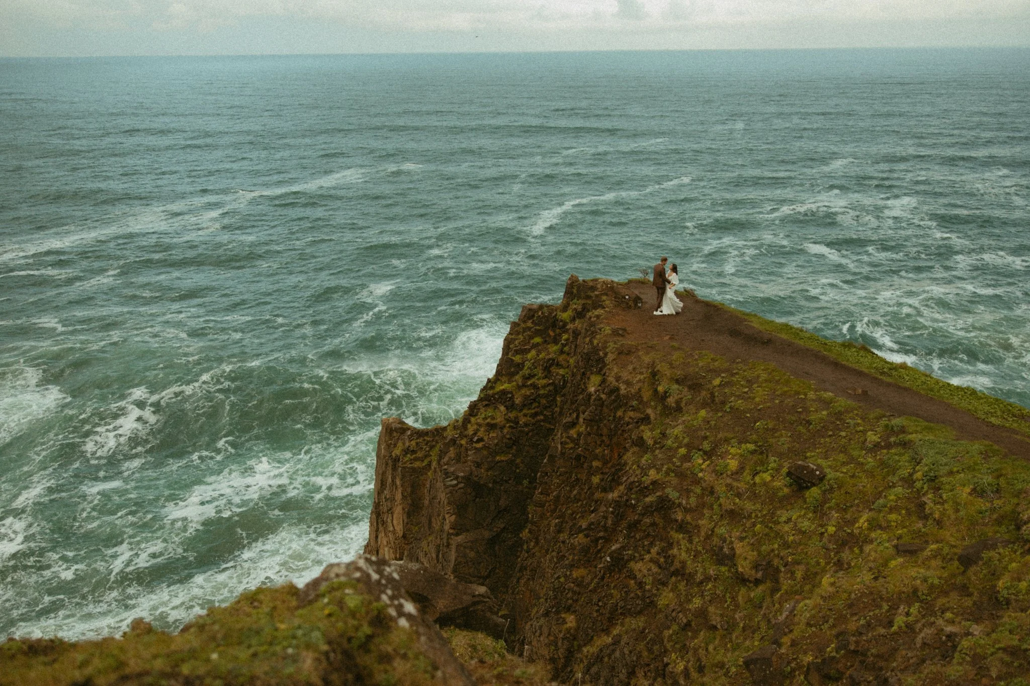 couple getting married on Oregon coast cliffside