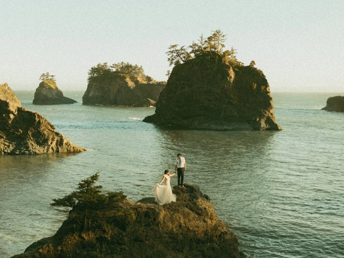 couple getting married along the Oregon coast