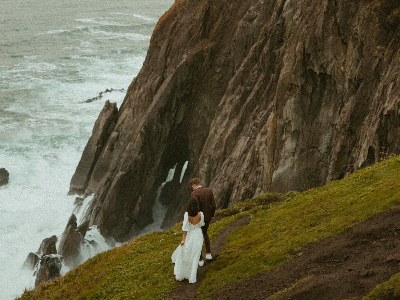 couple getting married along Oregon coast