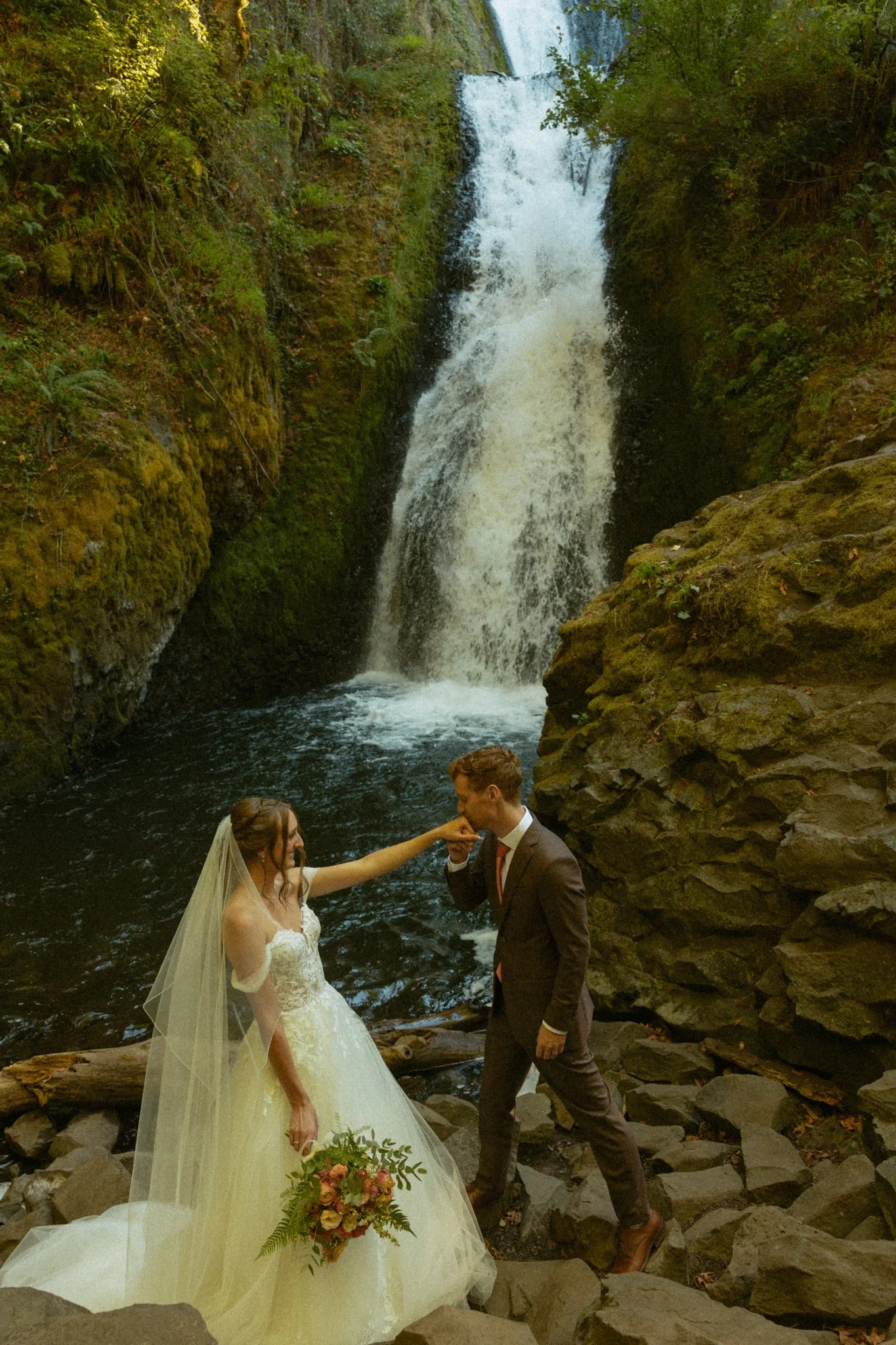 Oregon-Waterfall-Elopement.jpg