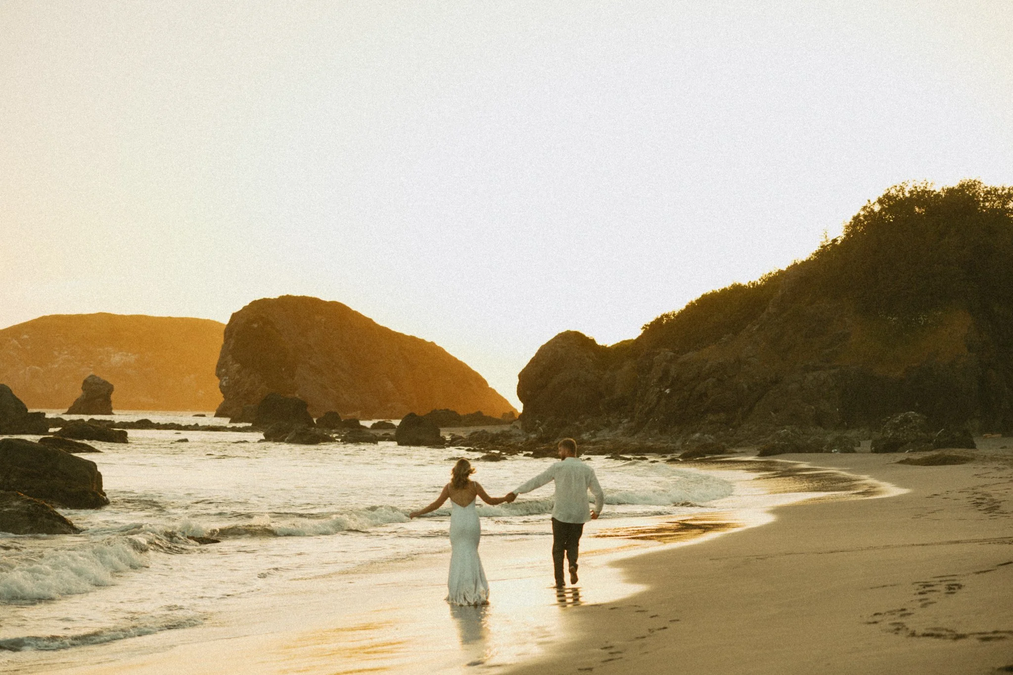 couple eloping on the Oregon Coast