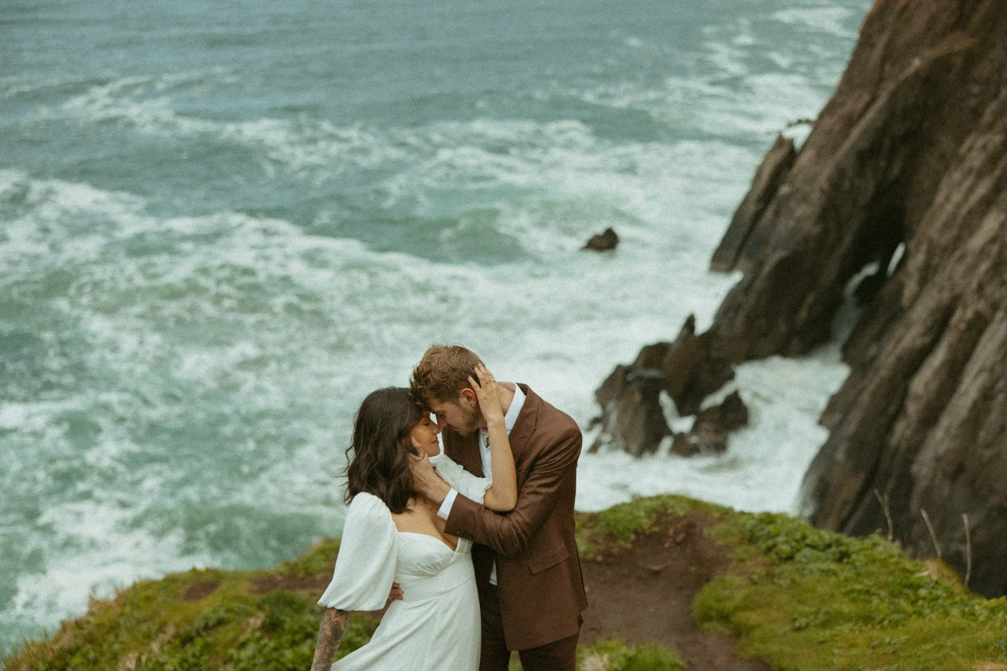 couple eloping on the Oregon Coast cliffsides