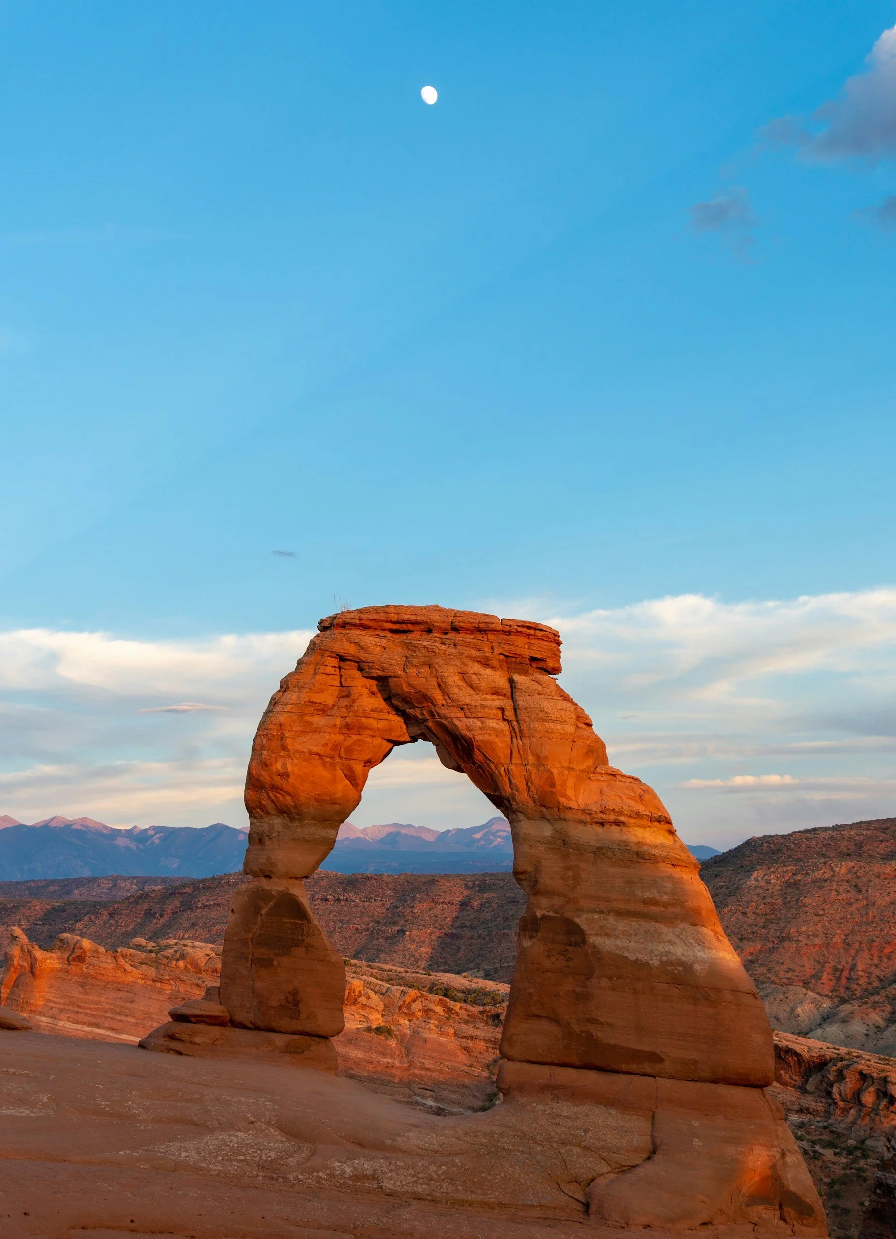 a landscape photo of Delicate Arch in Arches National Park located in Moab, Utah