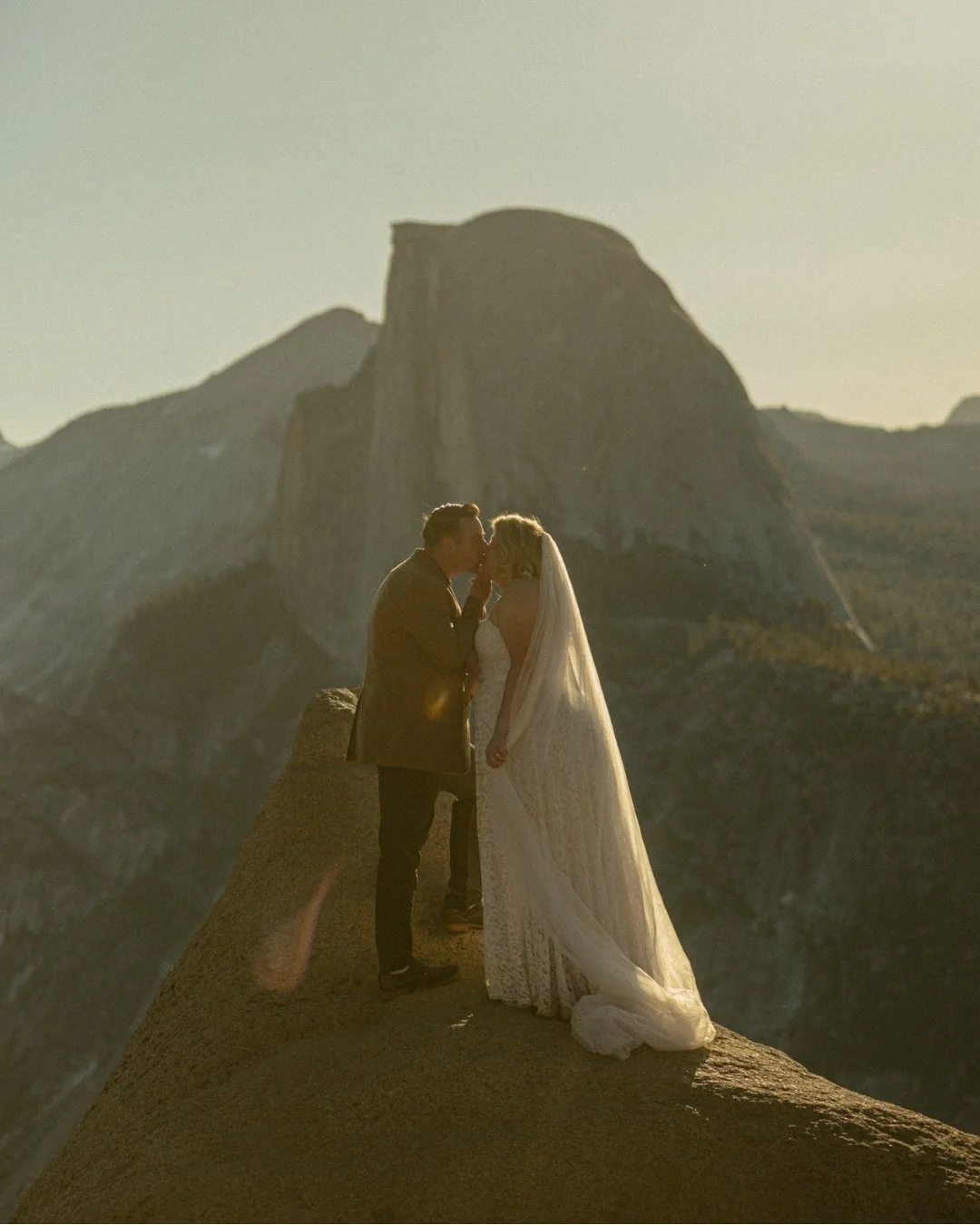 Sunrise in Yosemite National Park just hits different&mdash;and for eloping couples, it&rsquo;s pure magic.

Here&rsquo;s why early mornings are chef&rsquo;s kiss for saying your vows in Yosemite 👇

&bull; Way fewer crowds. You get iconic views with