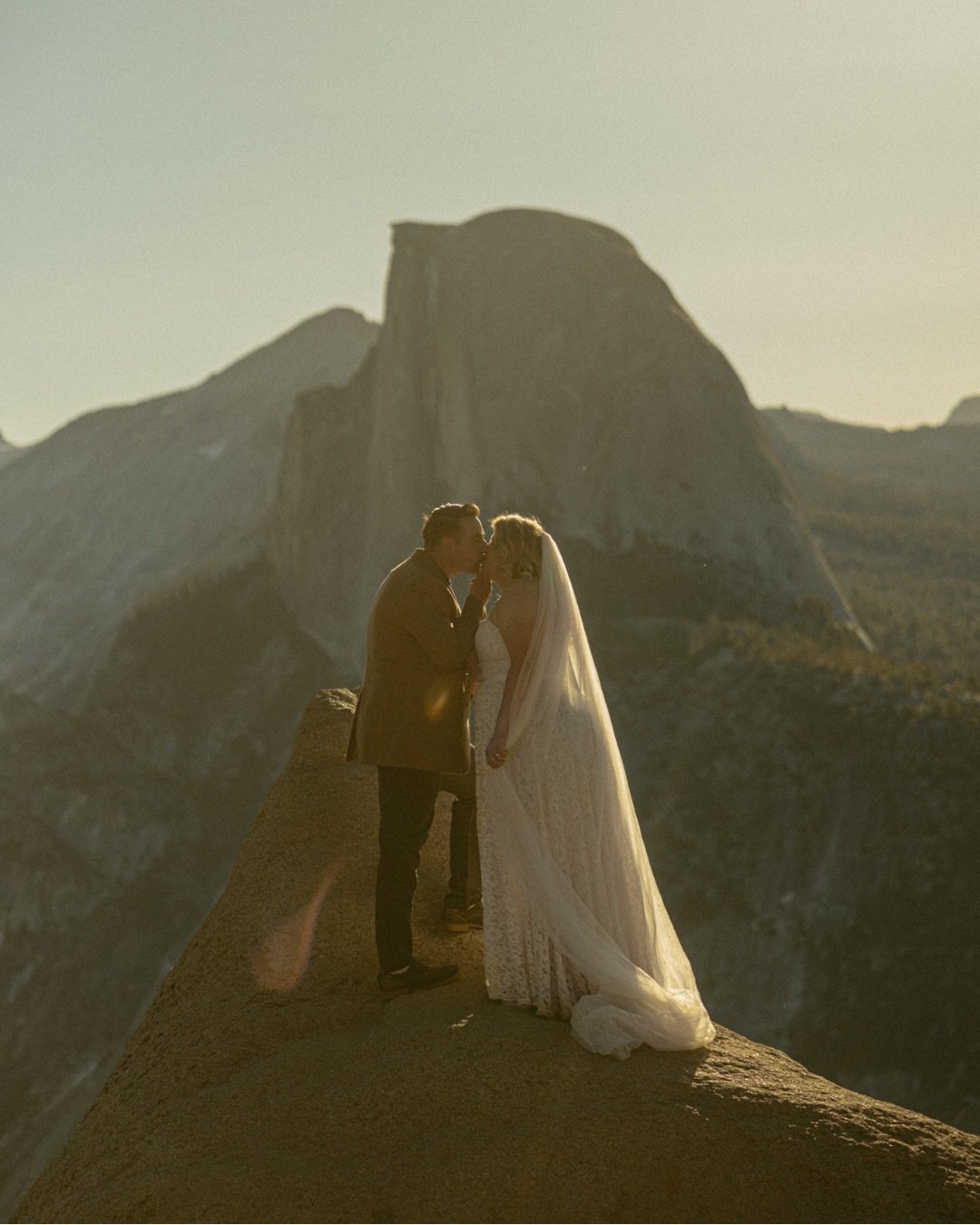 Sunrise in Yosemite National Park just hits different&mdash;and for eloping couples, it&rsquo;s pure magic.

Here&rsquo;s why early mornings are chef&rsquo;s kiss for saying your vows in Yosemite 👇

&bull; Way fewer crowds. You get iconic views with