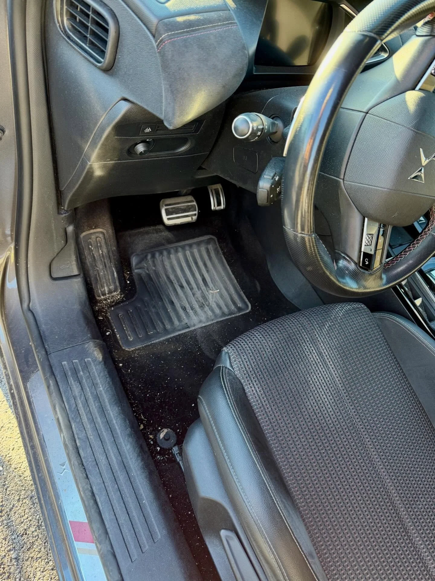 Nettoyage int&eacute;rieur DS3 Crossback 
Avant / Apr&egrave;s 
Sur lieu de travail 

 Contactez-nous en message priv&eacute; pour un devis ou un rendez-vous.
📞 T&eacute;l&eacute;phone : 0659896597
📍 Secteur d&rsquo;intervention : Golfe de Saint-Tr