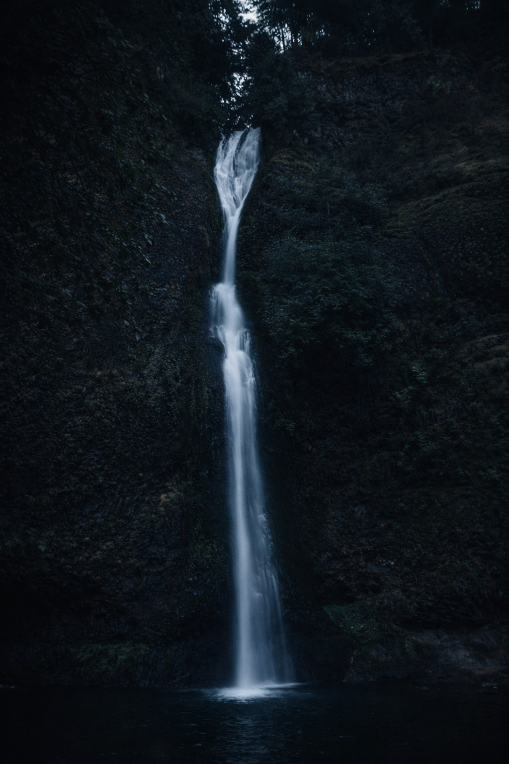 "Vertical Silence"
A single line cuts through darkness, uninterrupted and absolute. Movement exists, but it carries no urgency—only presence.