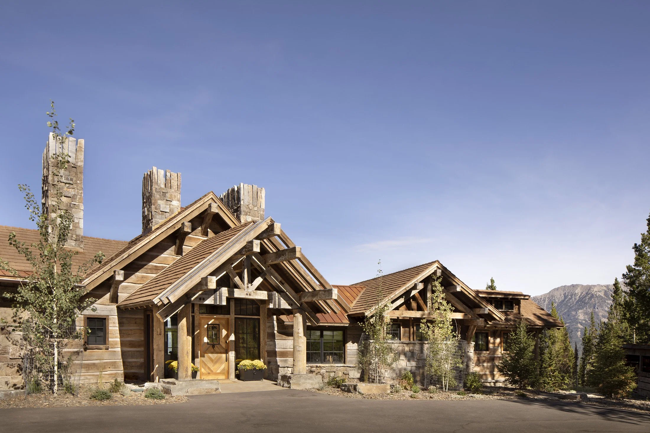 BBL-31-big-bear-lodge-exterior-front-entry-timber.jpg