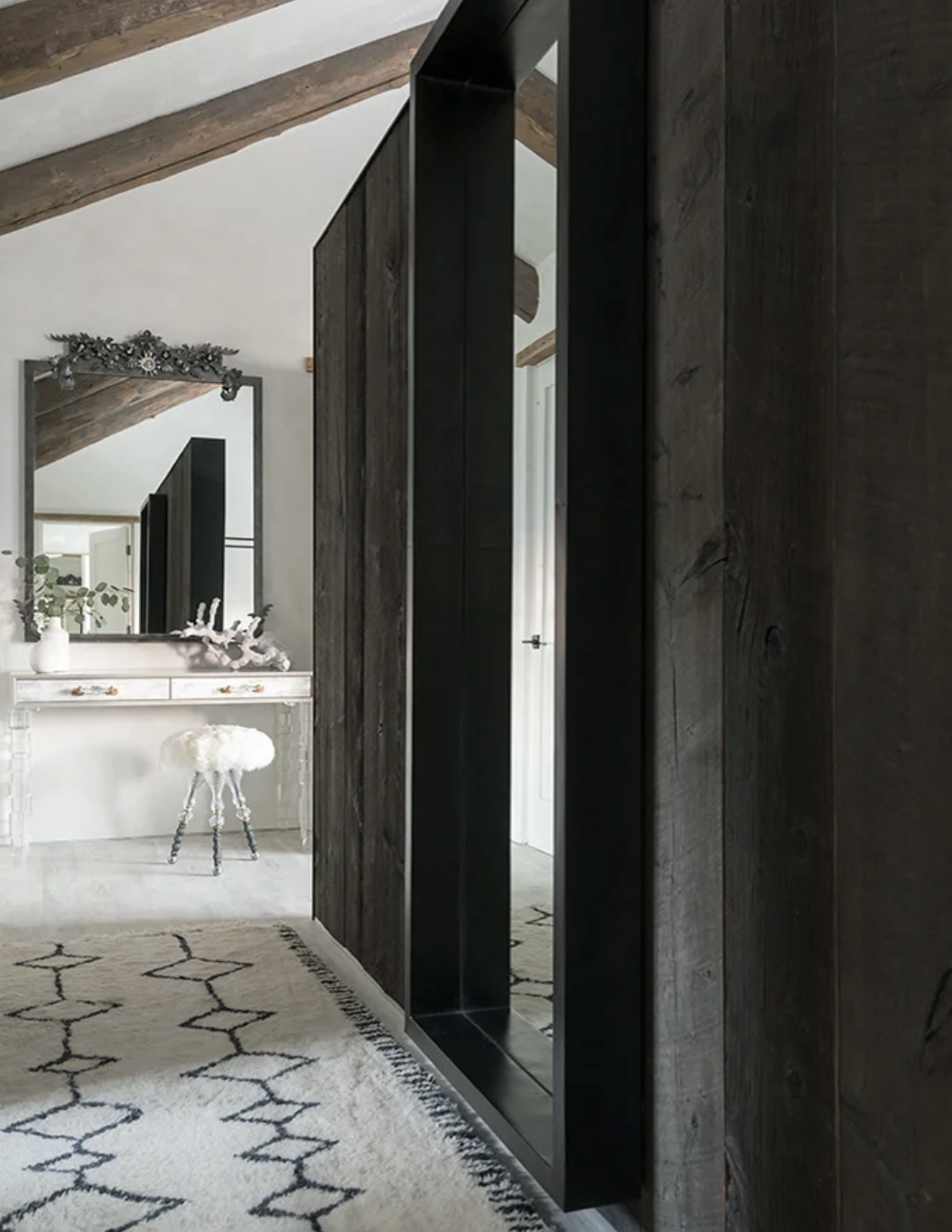 RN-21-rustic-nuevo-interior-hallway-lohss.png