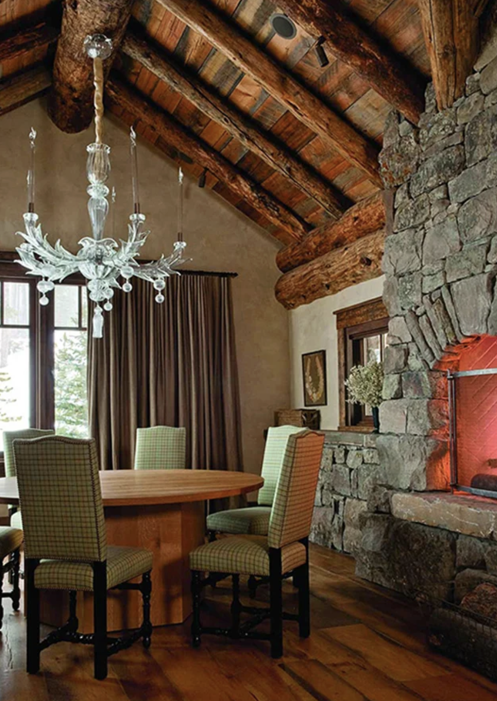 SA-04A-Dining-room-with-fireplace.png