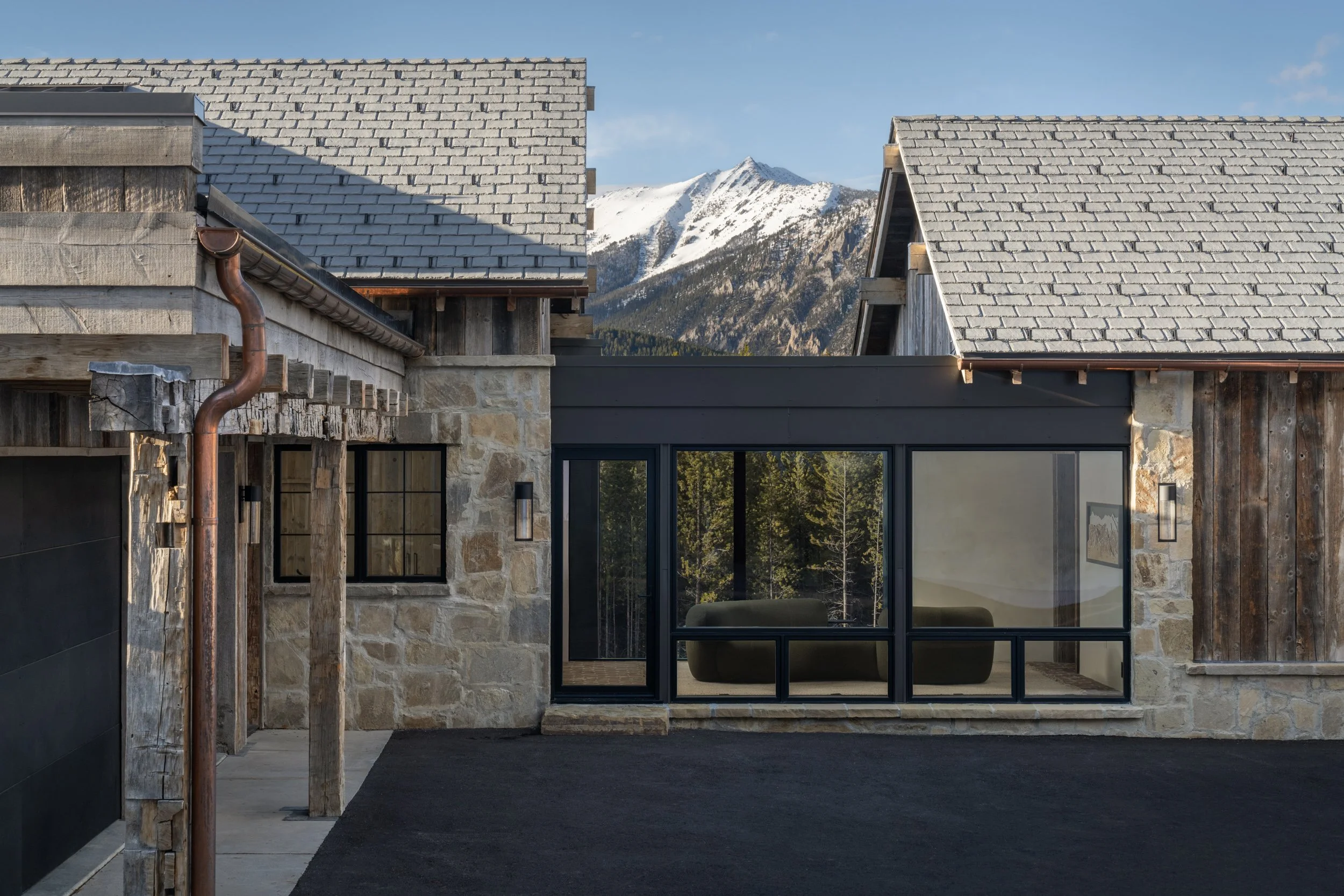 SCR-32-courtyard-between-stone-and-timber-wings.jpg