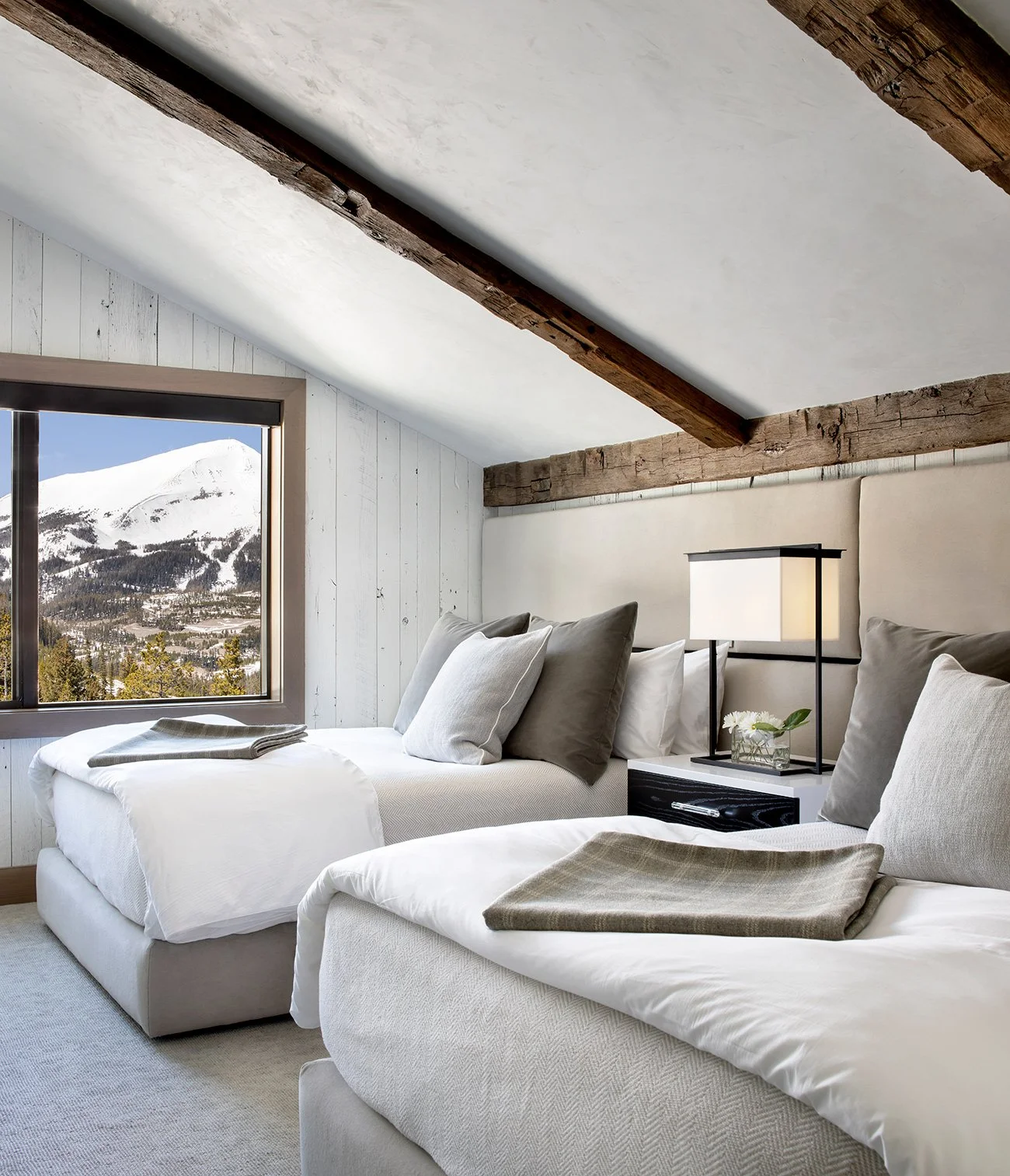 SV-19-mountain-home-loft-sitting-room-Lohss.jpeg