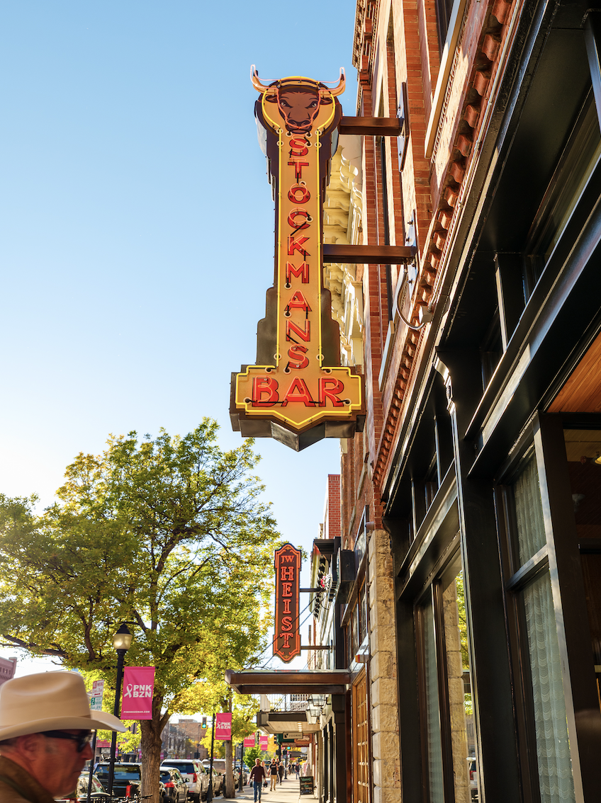 SB-05-custom-exterior-neon-sign-wood-detail-facade.png