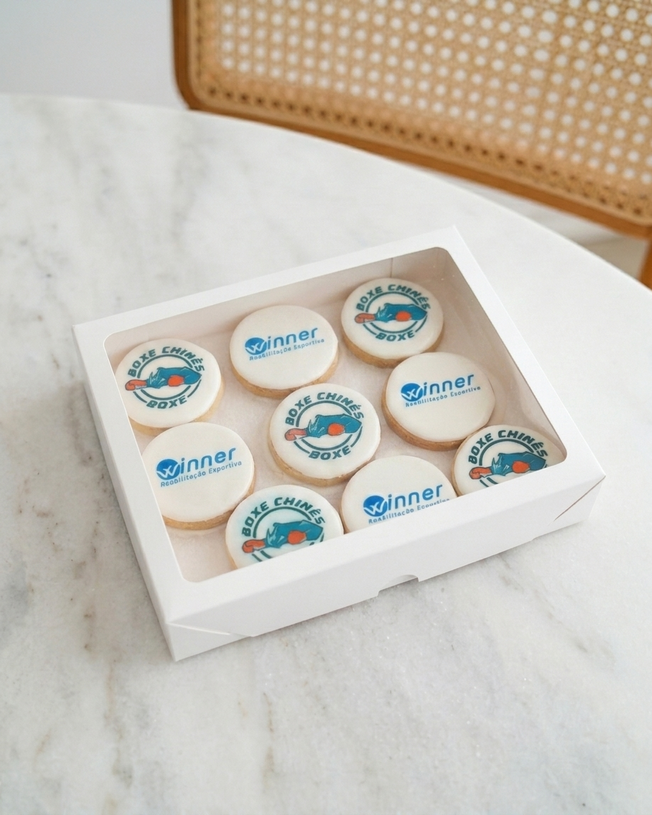 Caixa com biscoitos decorados com logos de uma academia e uma clínica de fisioterapia, incluindo 'Boxe Chinesa' e 'Winner Reabilitação Esportiva'.