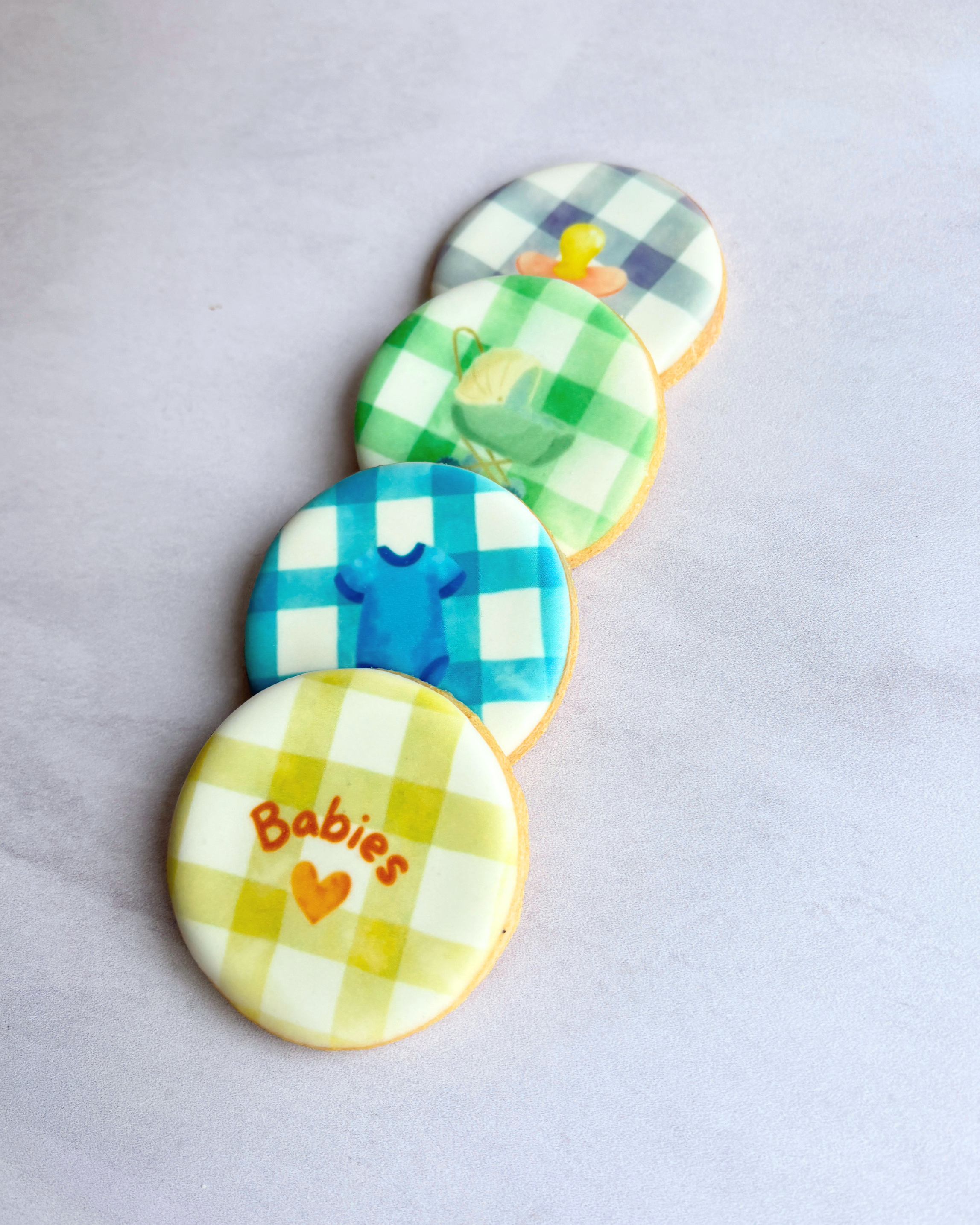 Chá de bebê com designs que acompanham a decoração da festa.