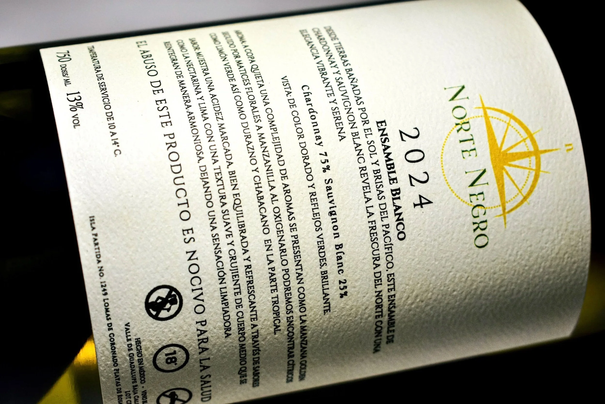 Etiqueta de vino que indica el nombre 'NORTE NEGRO' y detalles de producción, ingredientes y advertencias en español.