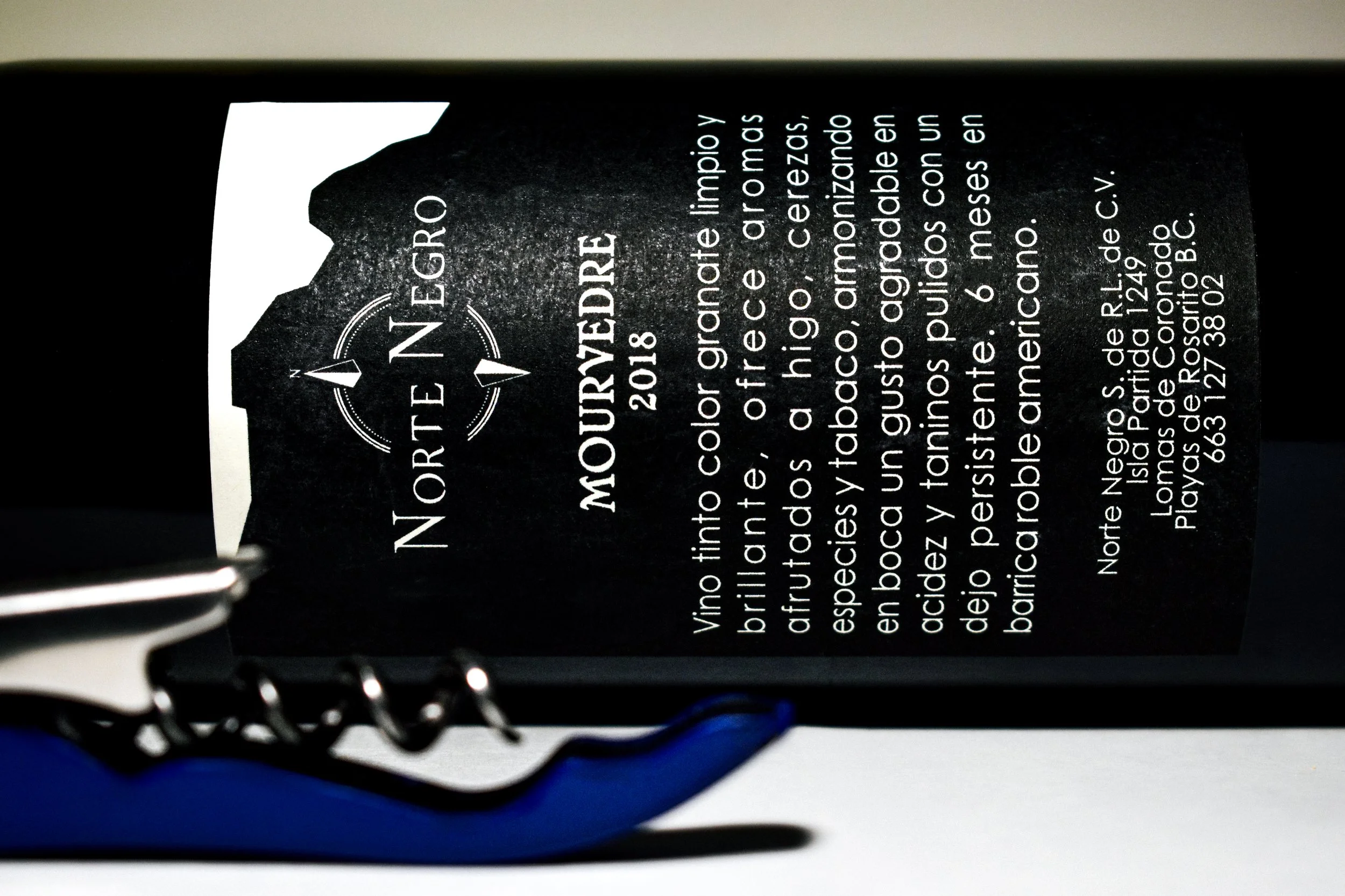 Etiqueta de vino negro con texto en español que describe el vino, su origen y características, de la bodega Norte Negros, en la isla Partida, Sonora, México.