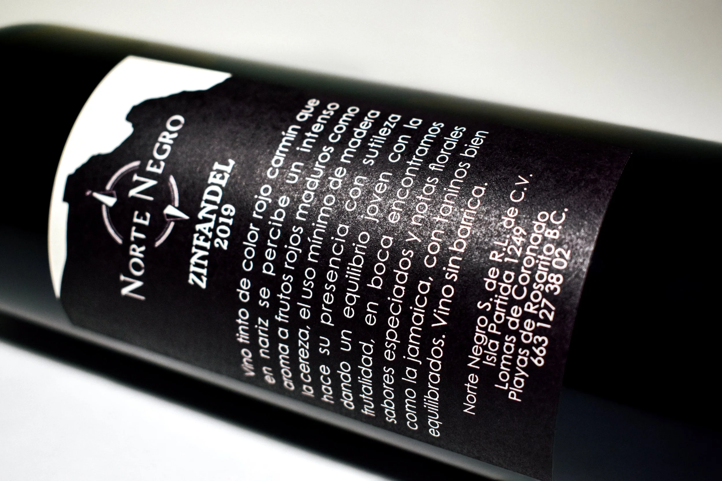 Etiqueta de botella de vino con información en español sobre la región y características del vino, incluyendo el nombre 'Norte Negro' y detalles de producción.