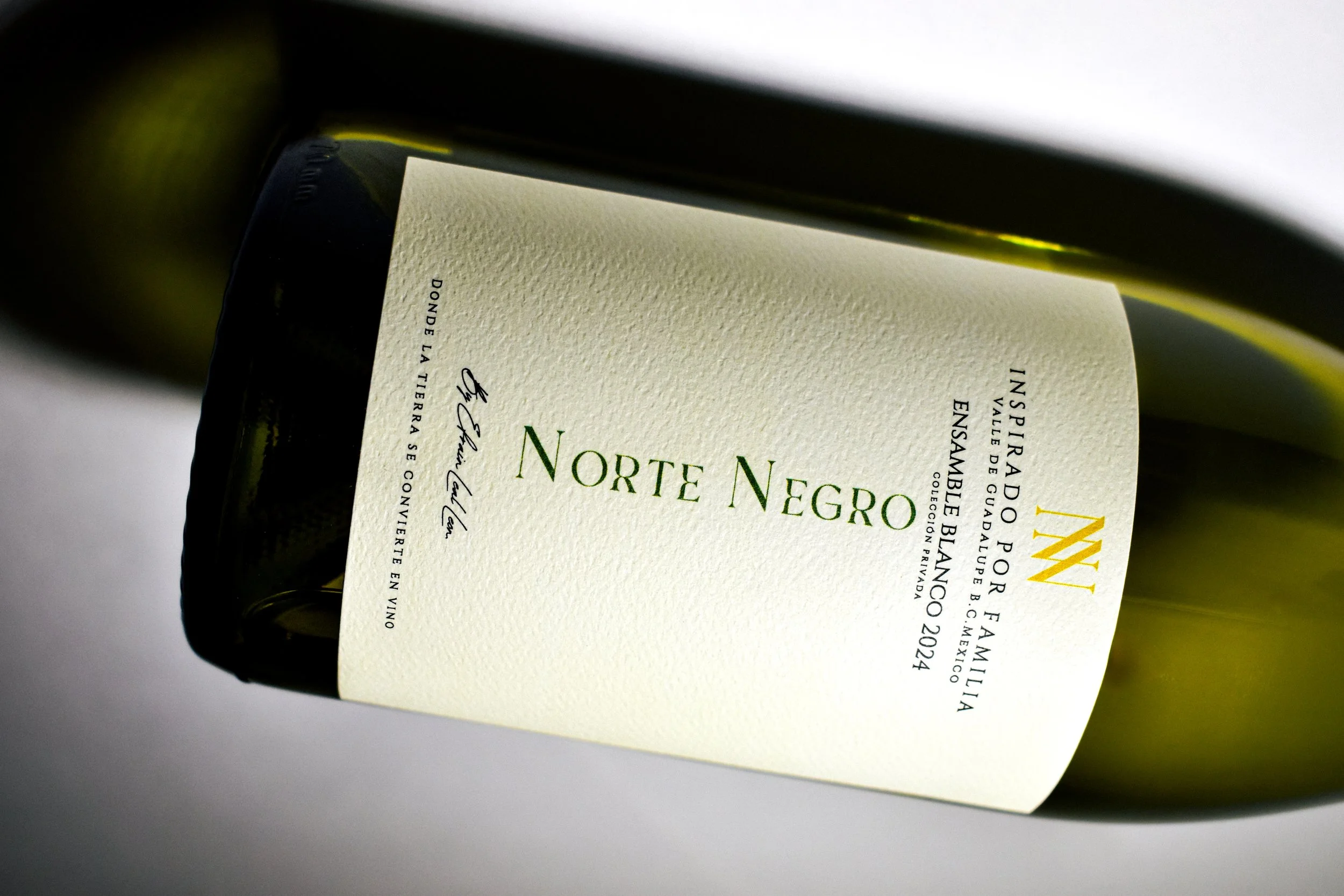 Botella de vino con etiqueta que dice 'Norte Negro' en un fondo blanco