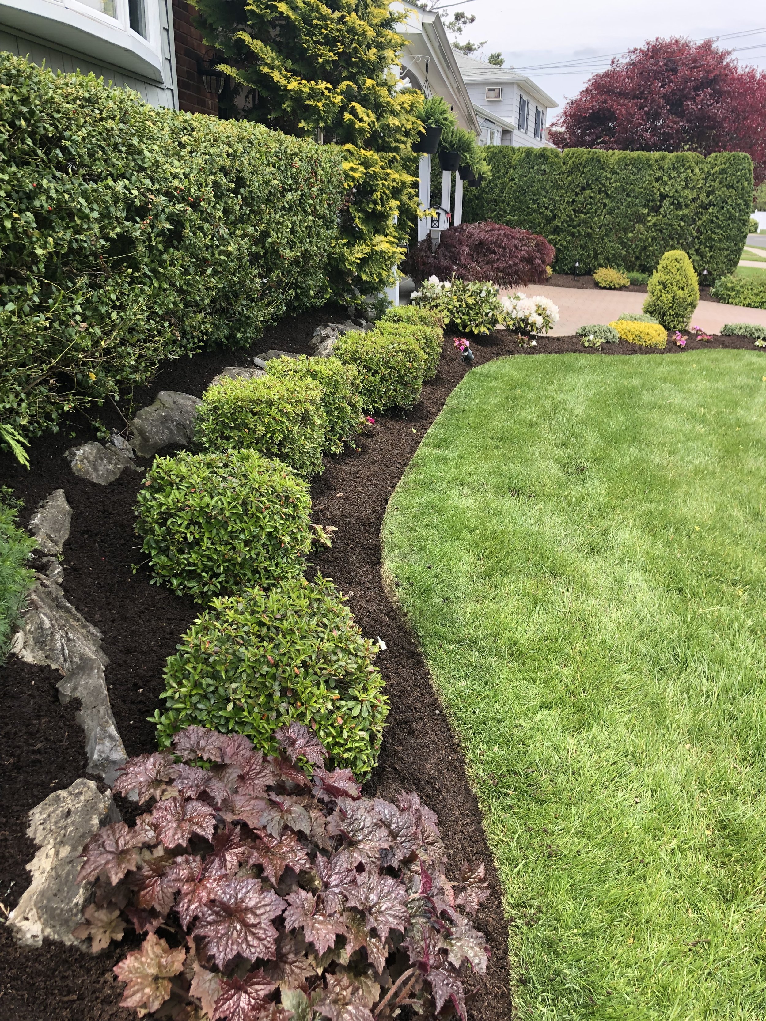 professional lawn mowing, mulch installation and landscape maintenance