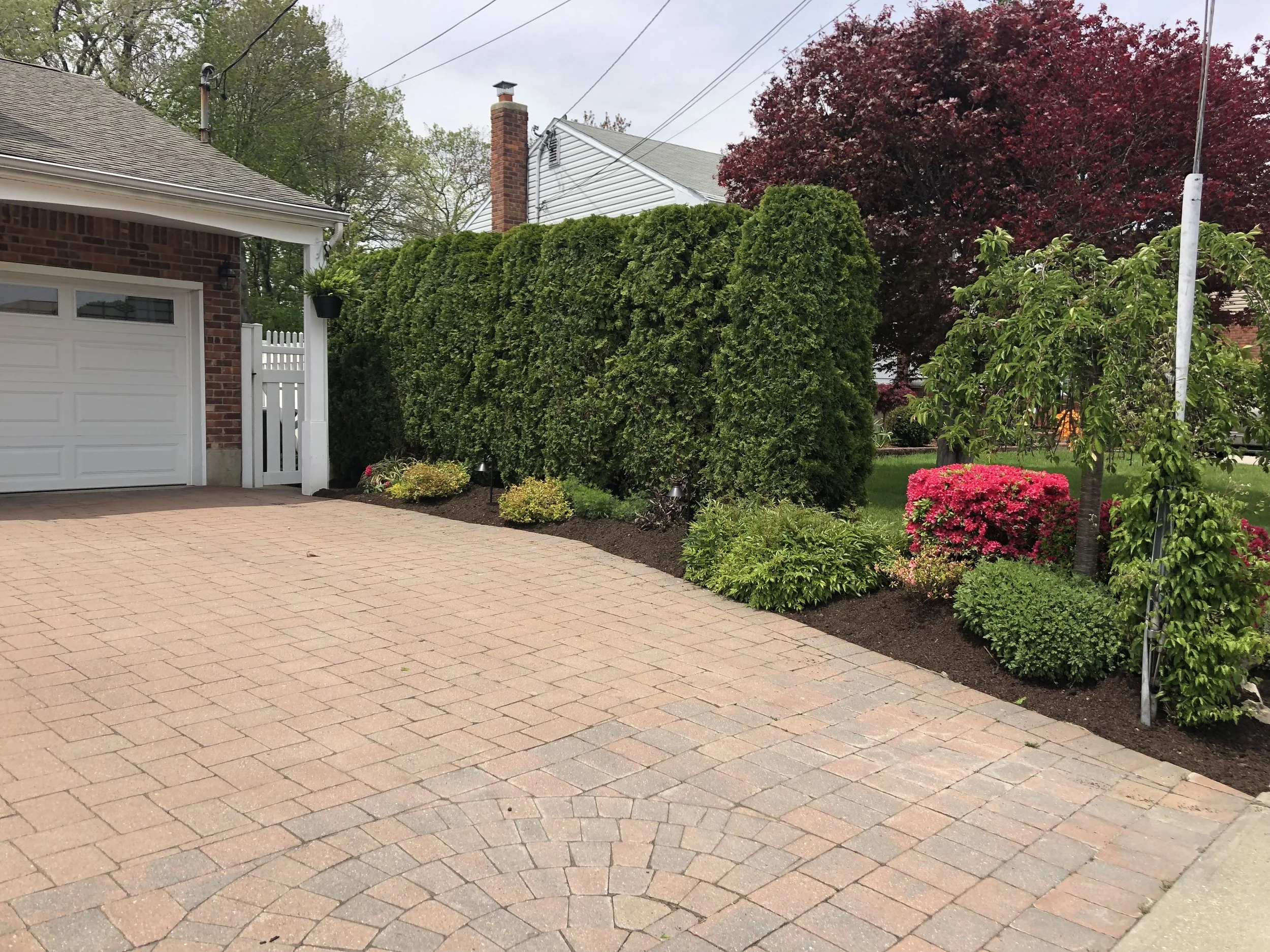 Mulch Installation is a very important element for your landscaping, mulching and gravel installation will help to improve dressage and maintain posture in your landscaping beds.