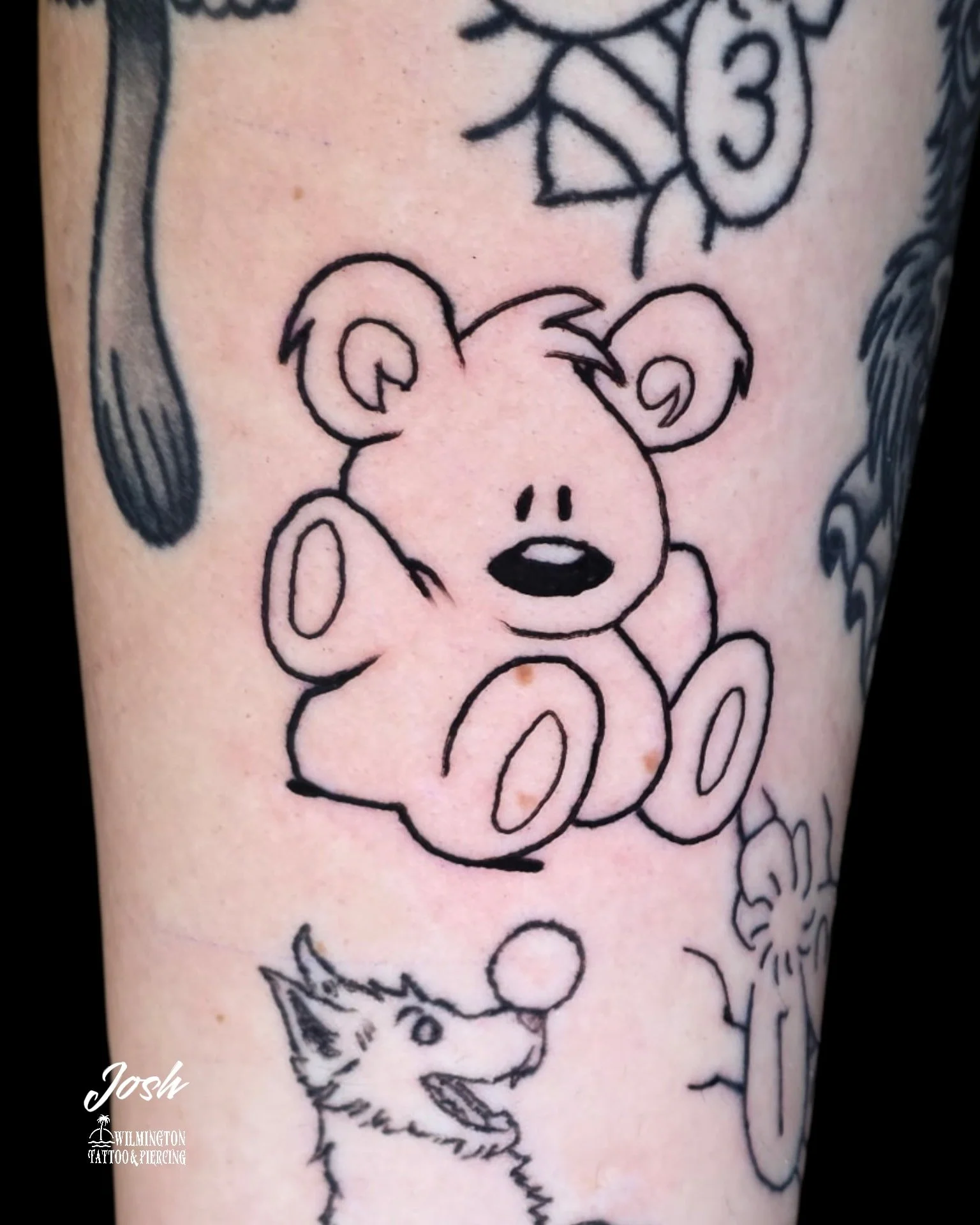 Josh @thundertatz 

🐻 
 #WilmingtonTattooAndPiercing #WilmingtonNC #WilmingtonNCTattoo #WilmingtonTattoo #NCtattooartist #910Ink #CapeFearTattoo #FineLineTattoo #RealismTattoo #BlackAndGreyTattoo #ColorTattoo #AnimeTattoo #MangaTattoo #FamilyTattoo 