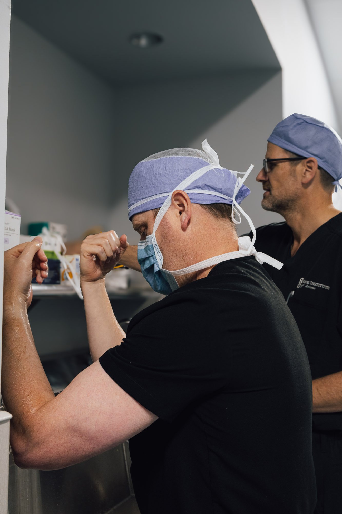 Dr. Burns and Dr. Gause preparing for minimally invasive surgery