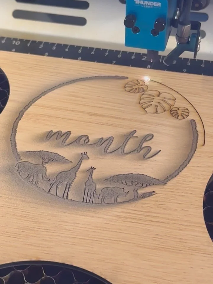 Time goes by SO fast! Document those special monthly milestones with these adorable safari themed milestone discs! #njsmallbusiness #babygiftideas #thunderlaser #truflat #babymilestone #safaritheme #nurseryinspiration #milestonediscs #redochredesigns