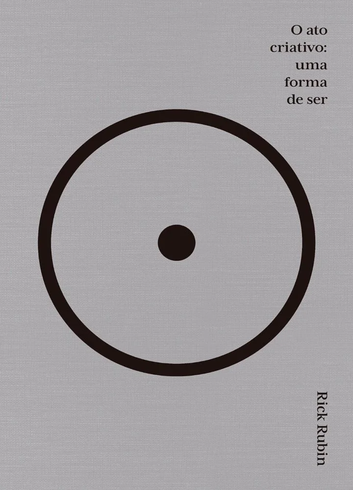 Círculo preto no centro de uma figura circular maior, com texto em cima e ao lado direito que diz: "O ato criativo: uma forma de ser" e na parte inferior direita o nome "Rick Rubin".
