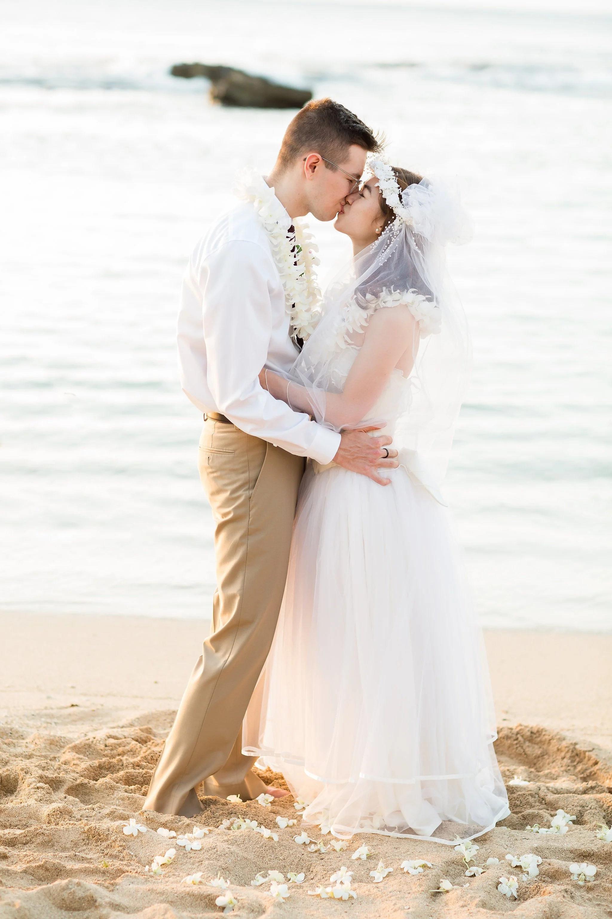 Best Beaches for an Oahu Elopement | Hawaii Elopement Photographer Guide