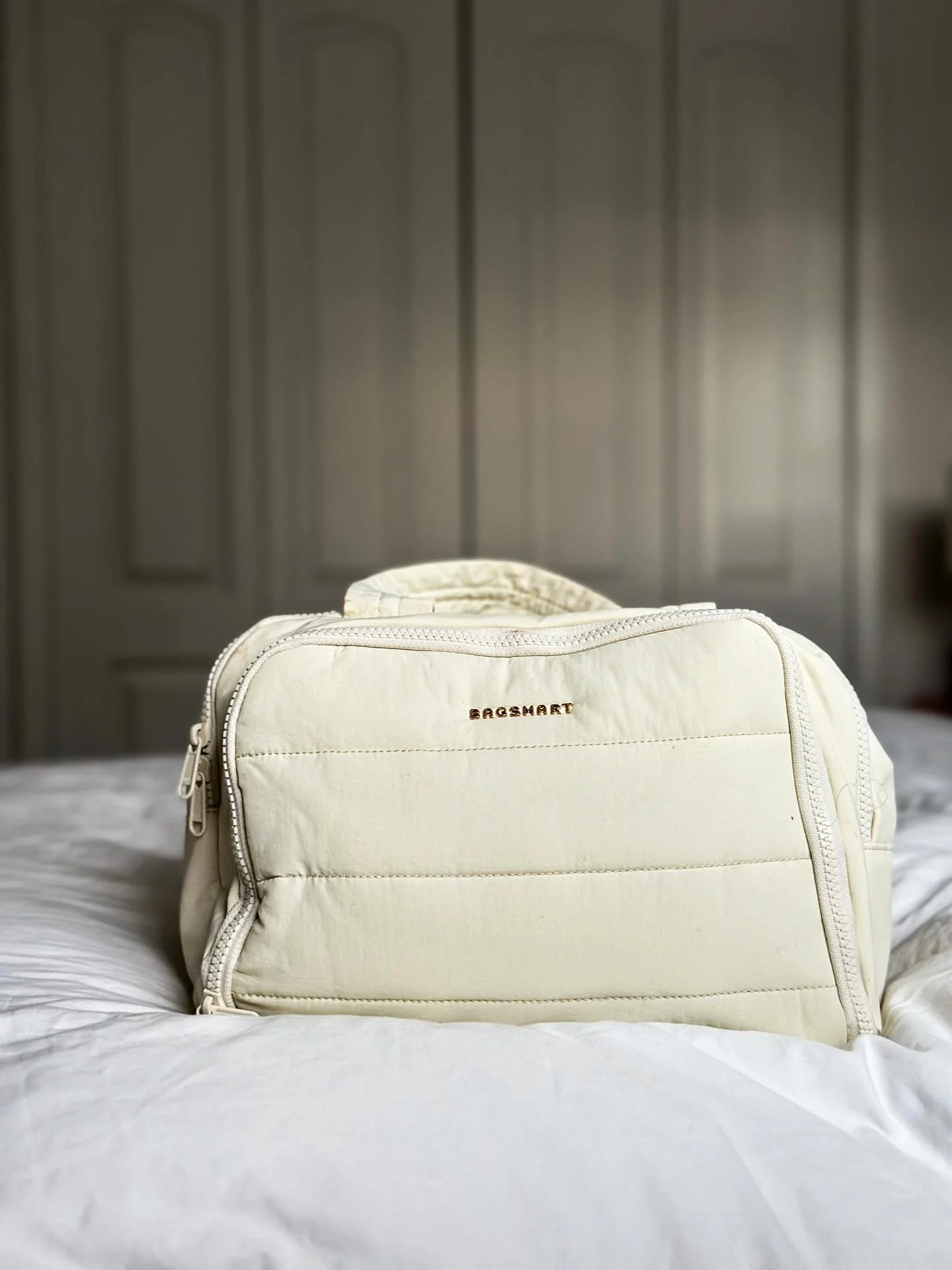 The makeup bag that changed the game for me. I was so sick of digging around my makeup bag, never able to find what I needed or adding too much makeup that it wouldn&rsquo;t zip. I no longer have that problem with @bagsmart_official. I can now easily