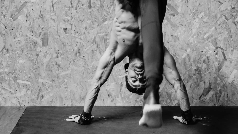 Personal Trainer in Hove, Mat Scott, trains shoulders with gymnastics