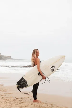 MARIE CLAIRE - À la rencontre des surfeuses et skateuses d'Ericeira, au Portugal
