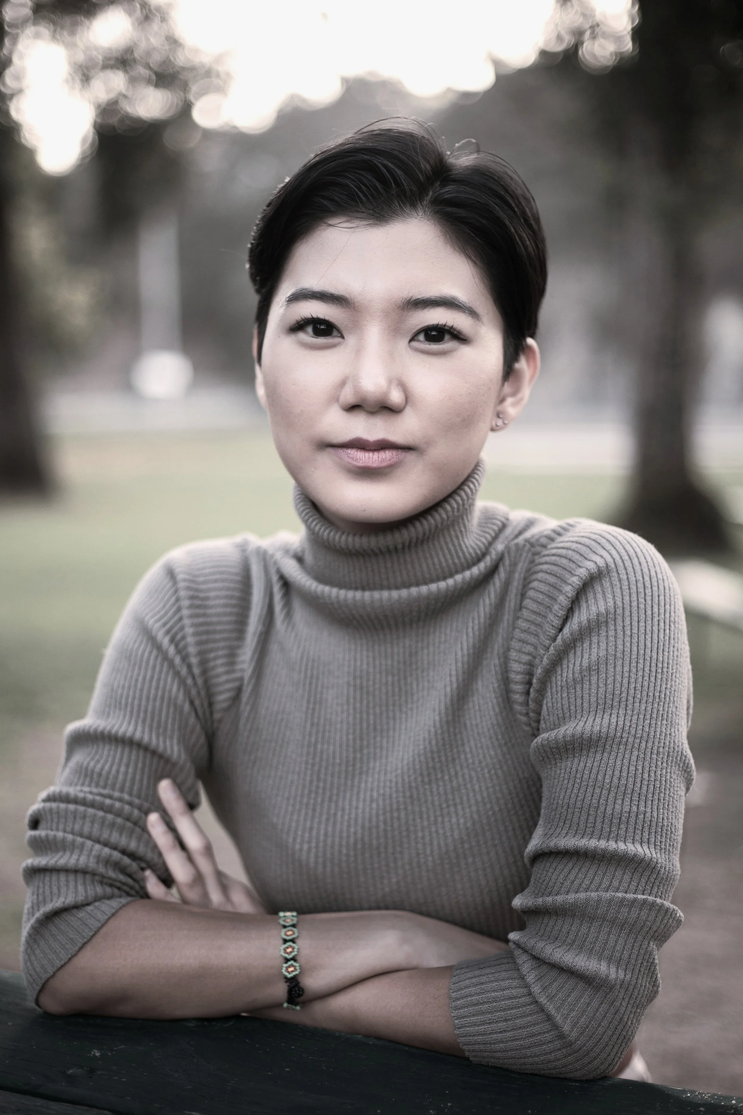 Professional portrait of Dr. Seohyun Joo, an androgynous female clinical psychologist with short hair, offering inclusive psychodynamic therapy. 차분하고 단단한 시선으로 내면 탐구를 도와, 현대적이고 전문적인 정신역동 치료를 제공하는 숏컷 헤어스타일의 임상심리전문가 주서현 박사의 프로필 사진.