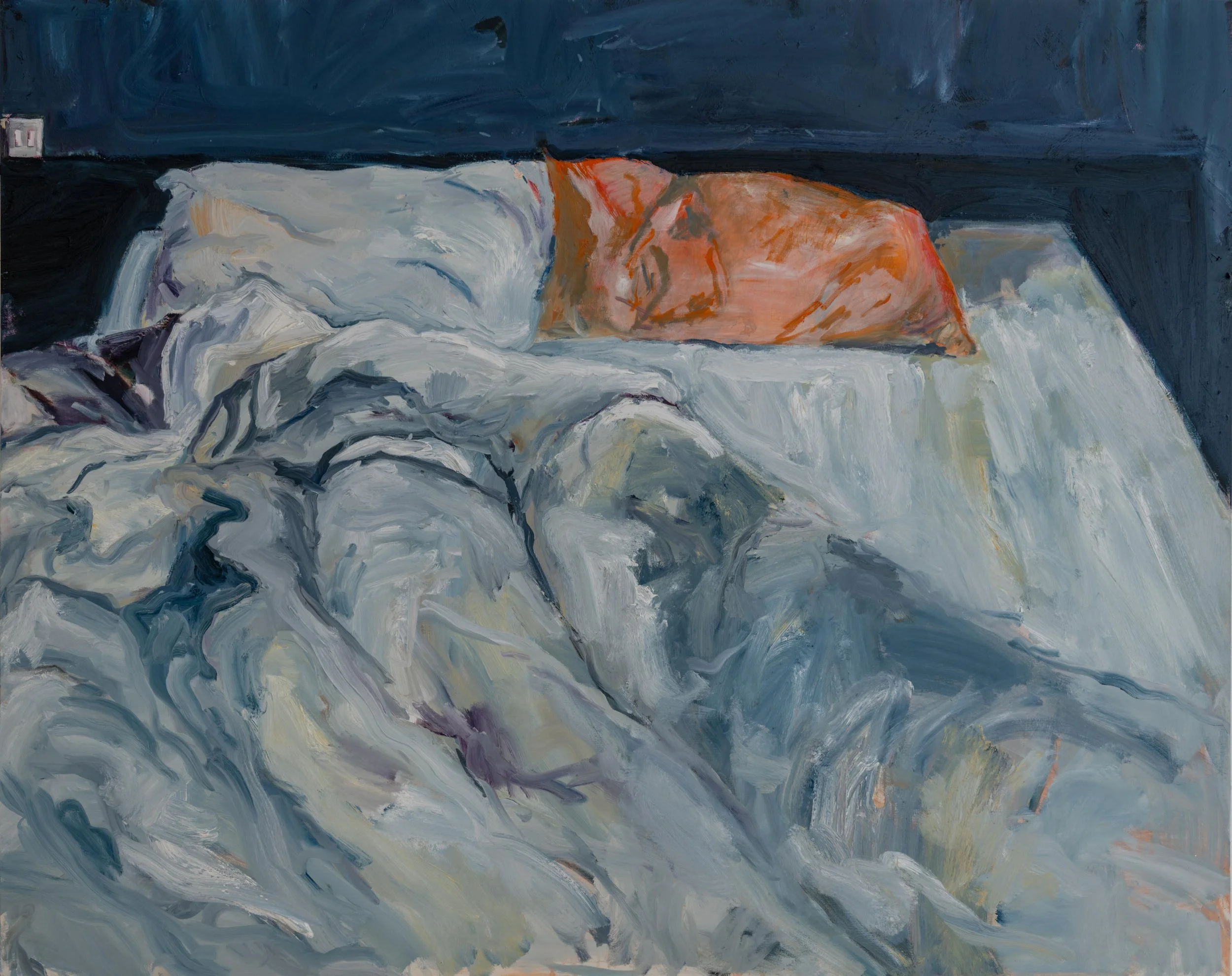 Peinture représentant un lit défait avec des draps blancs et un oreiller orange, dans une chambre sombre.