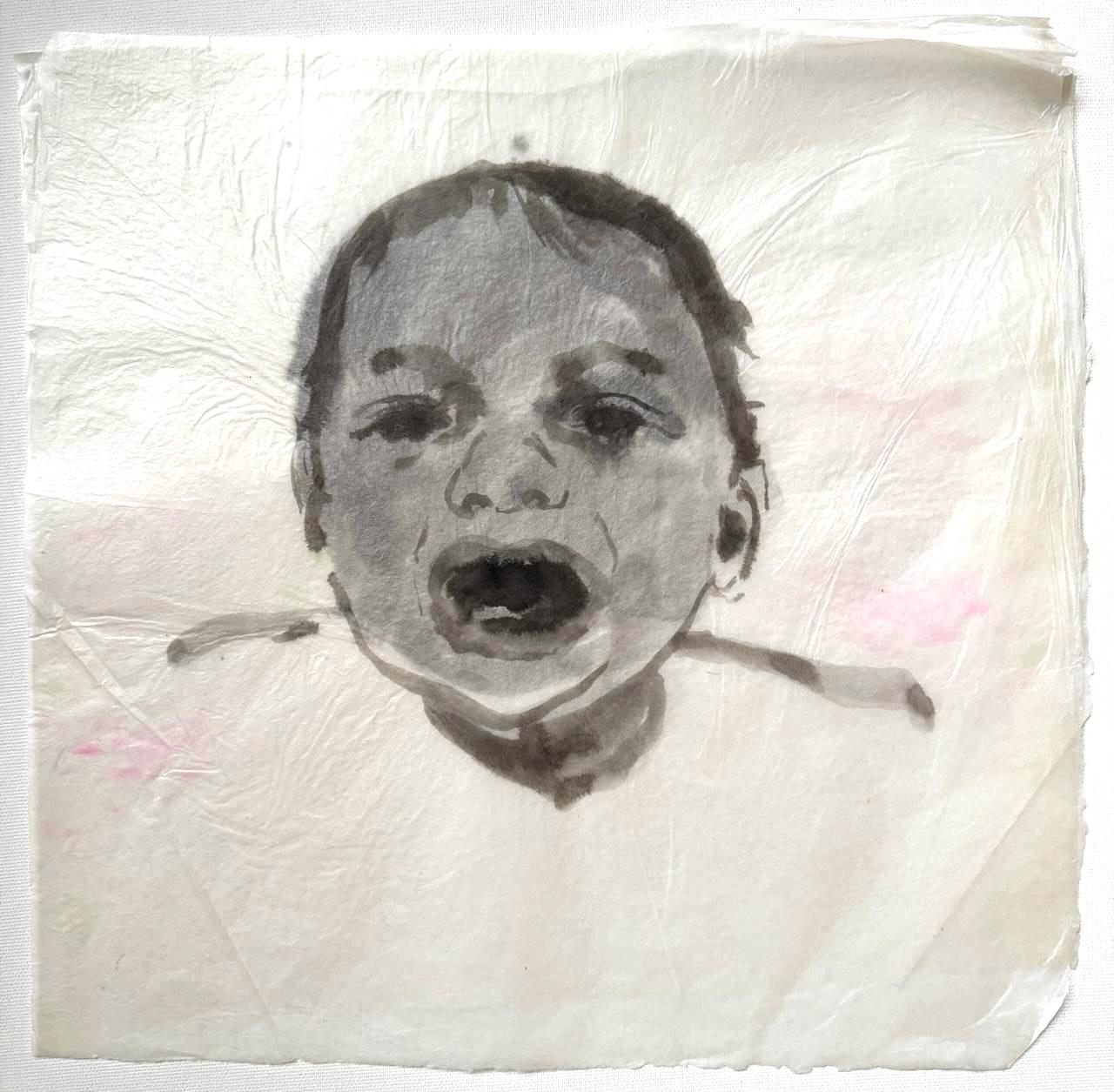 Peinture en noir et blanc d'un visage d'enfant avec la bouche ouverte, sur un fond blanc