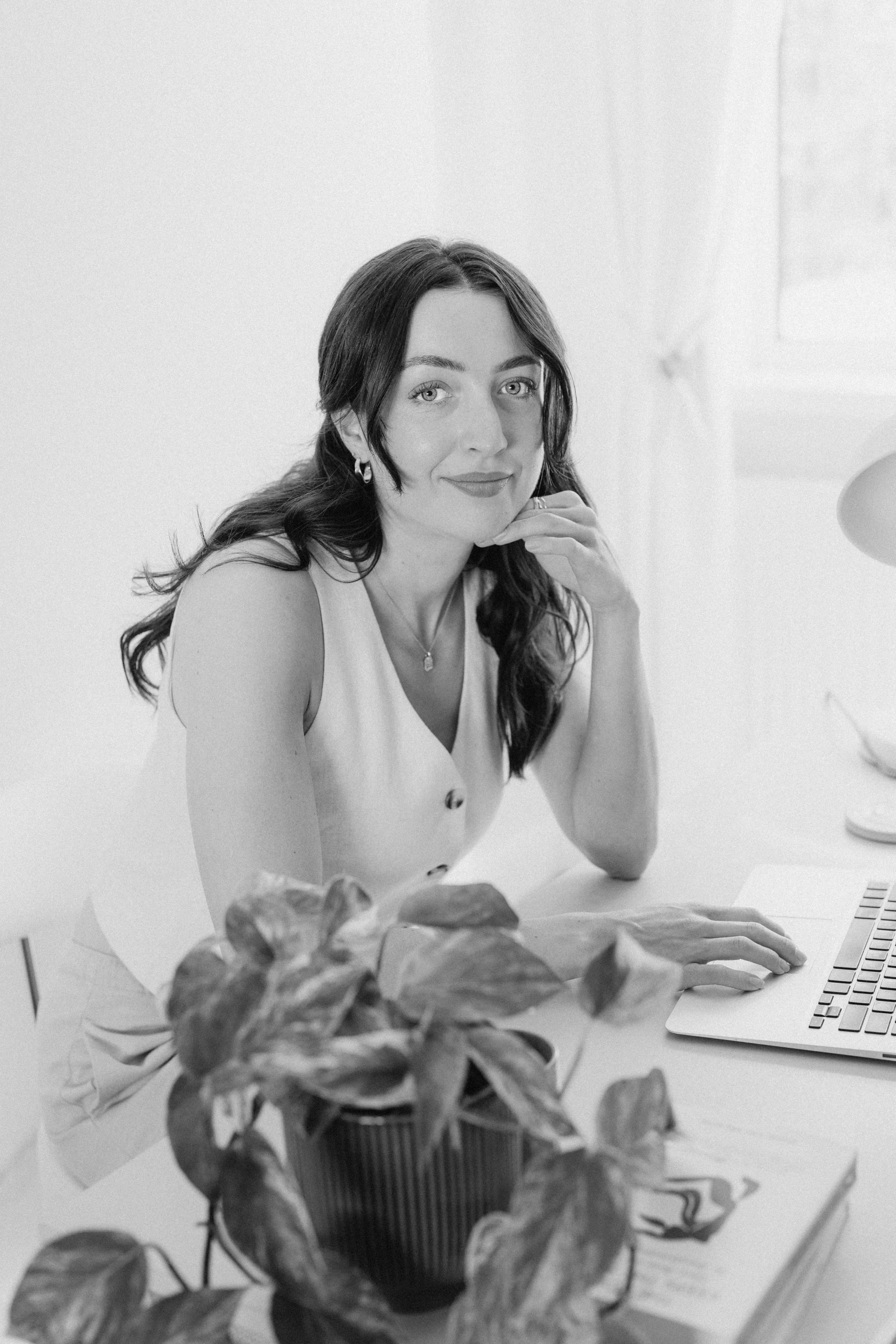 Sophie Hooke, online therapist offering therapy for anxiety and overthinking