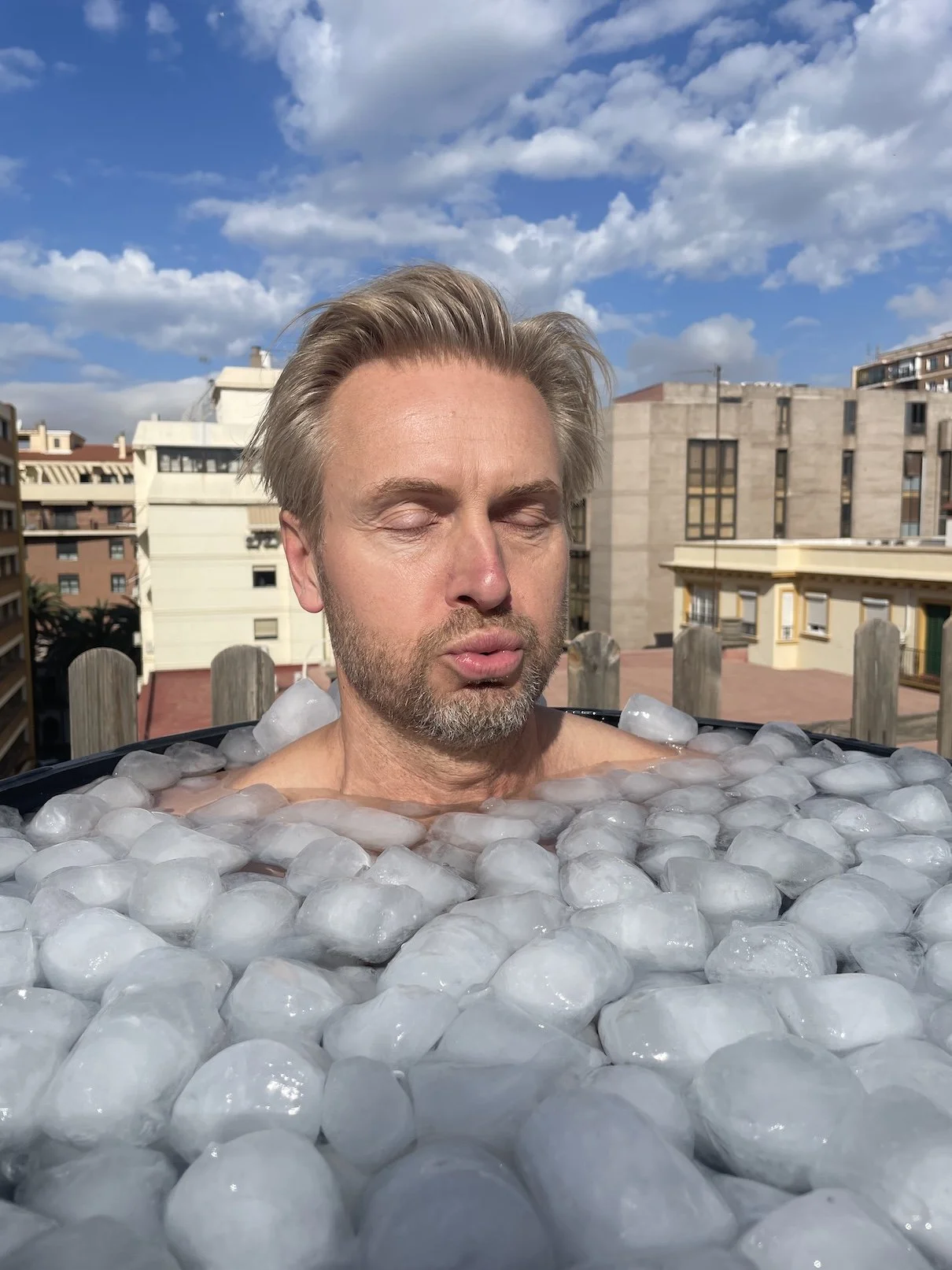 Jan enduring his ice bath.JPG