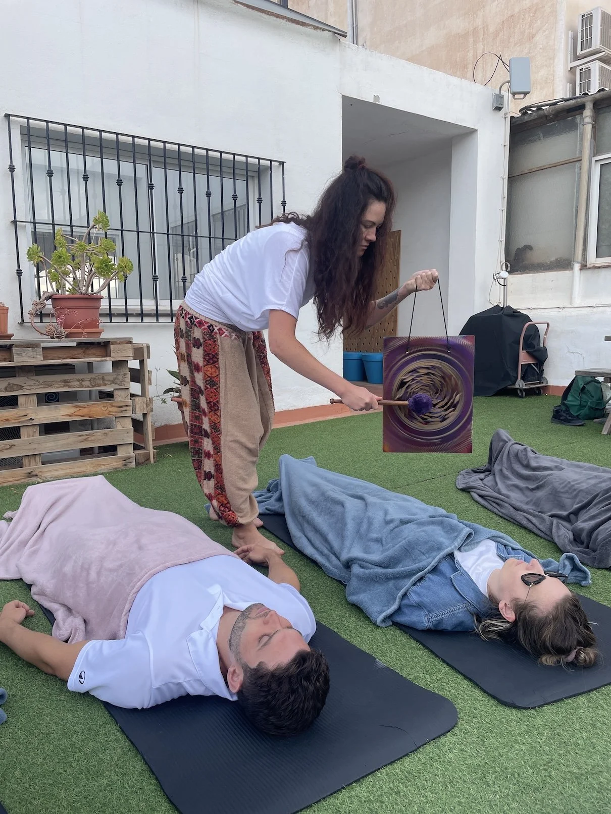 Myska spoiling participants with a gong.JPG