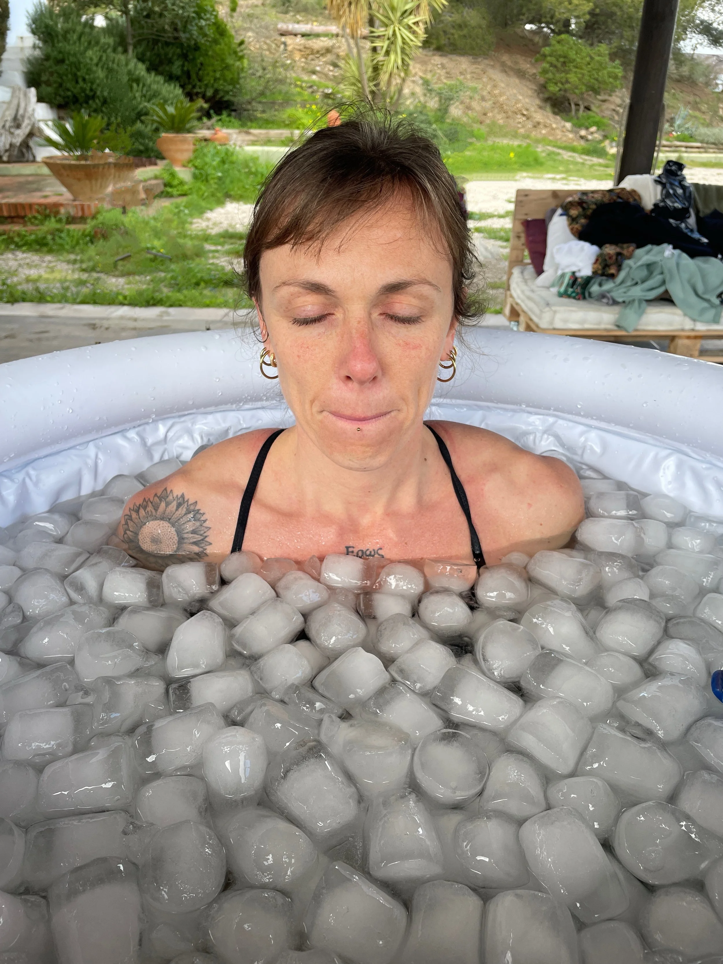 T&uacute; pr&oacute;ximo ba&ntilde;o en hielo ❄️ Domingo, 🗓️ 14 de junio, 09:30-13:00, 📍 @brilla.yogaestudio 

Volver a ver estas fotos me causa unas ganas incre&iacute;bles para el taller de este fin de semana. 🤩 Ya hace m&aacute;s de un a&ntilde