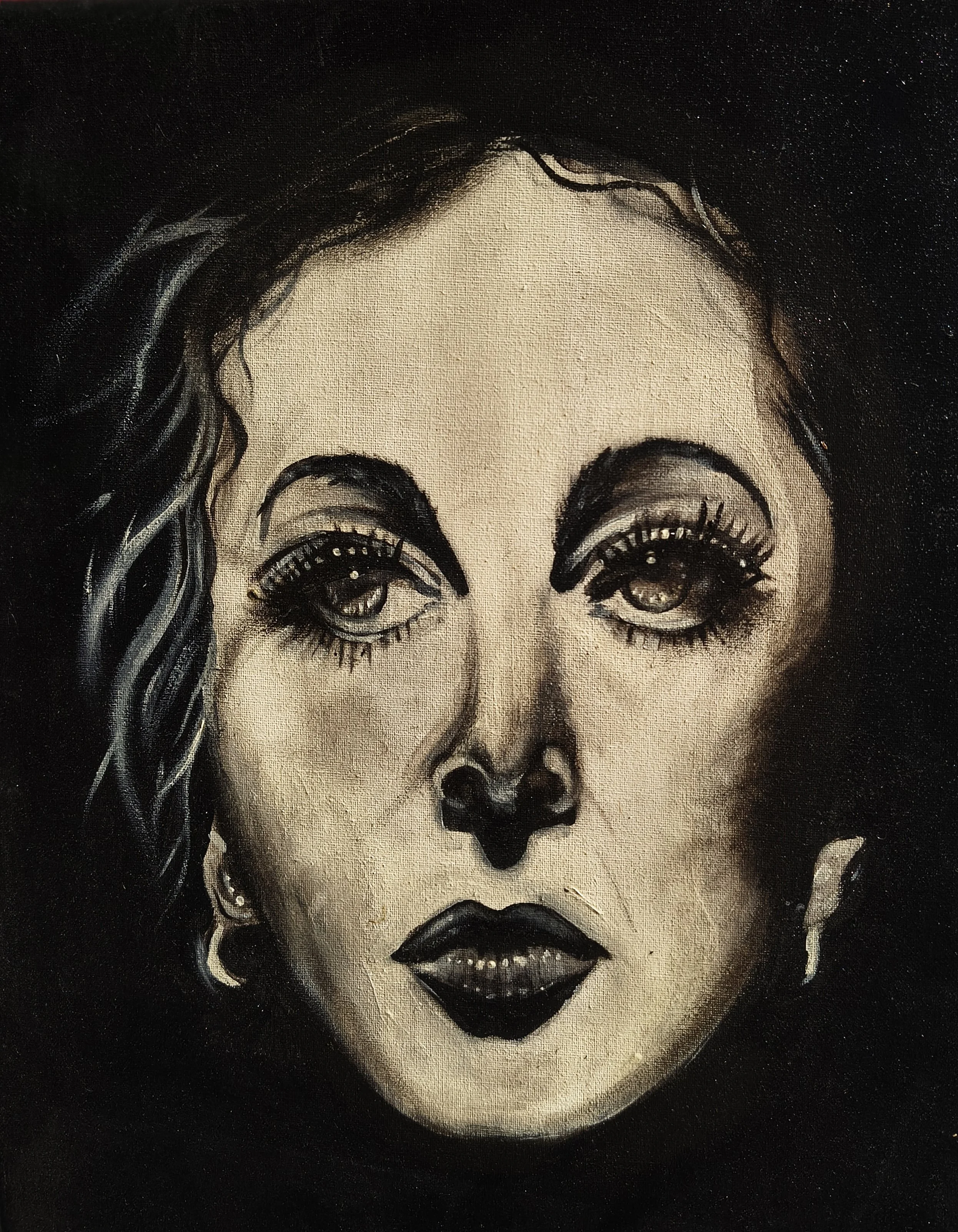 Ritratto in stile surrealista di una donna con grande volto, occhi grandi e labbra scure, capelli ricci e cappello neri, sfondo nero.
