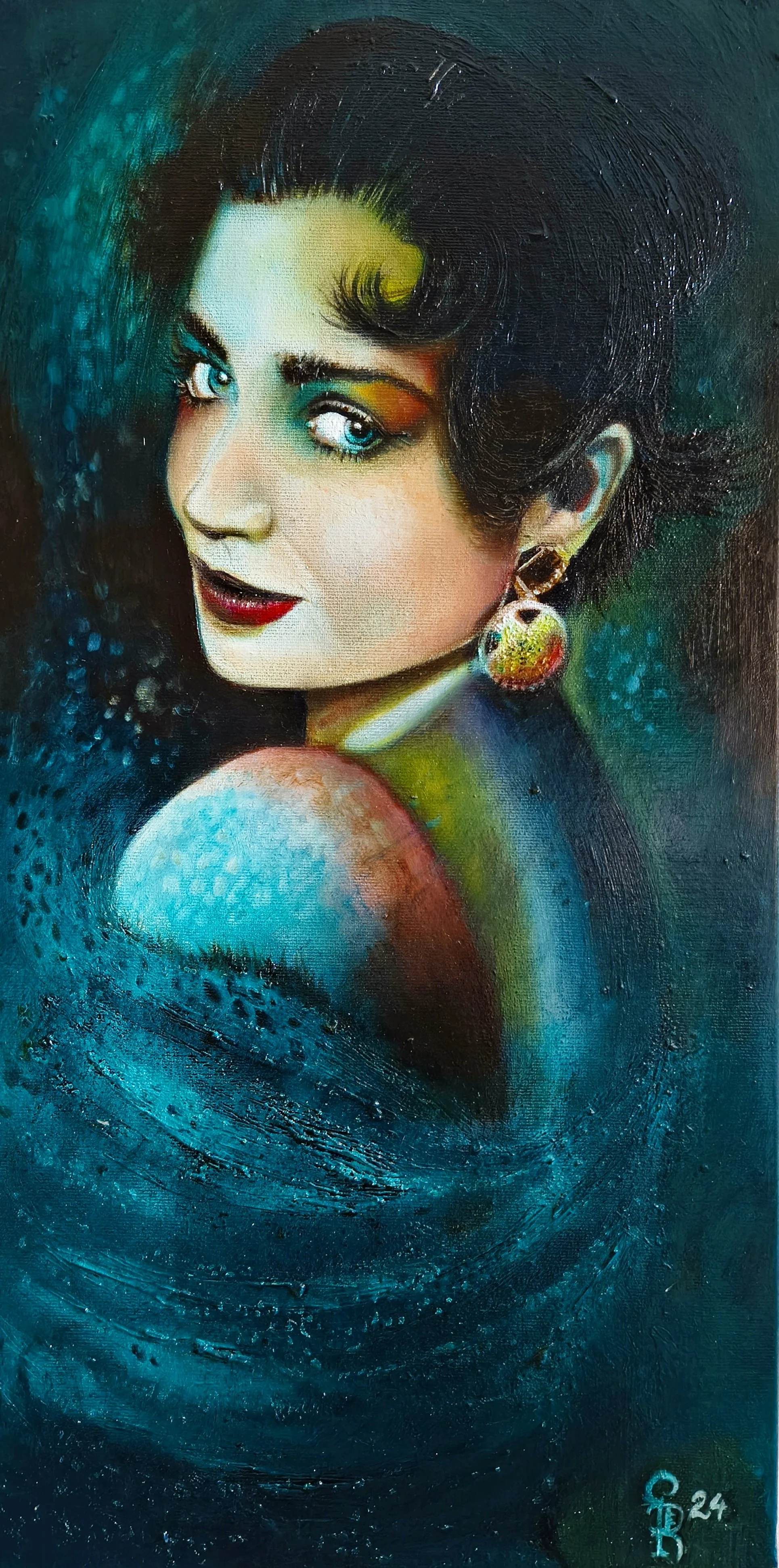 ritratto olio su tela di una donna con trucco e orecchini colorati, sfondo bluastro con effetti di colore e lucentezza - ritratto dell'attrice irlandese famosa Eve Hewson. Perfetto ideale adatto per arredamento interni
