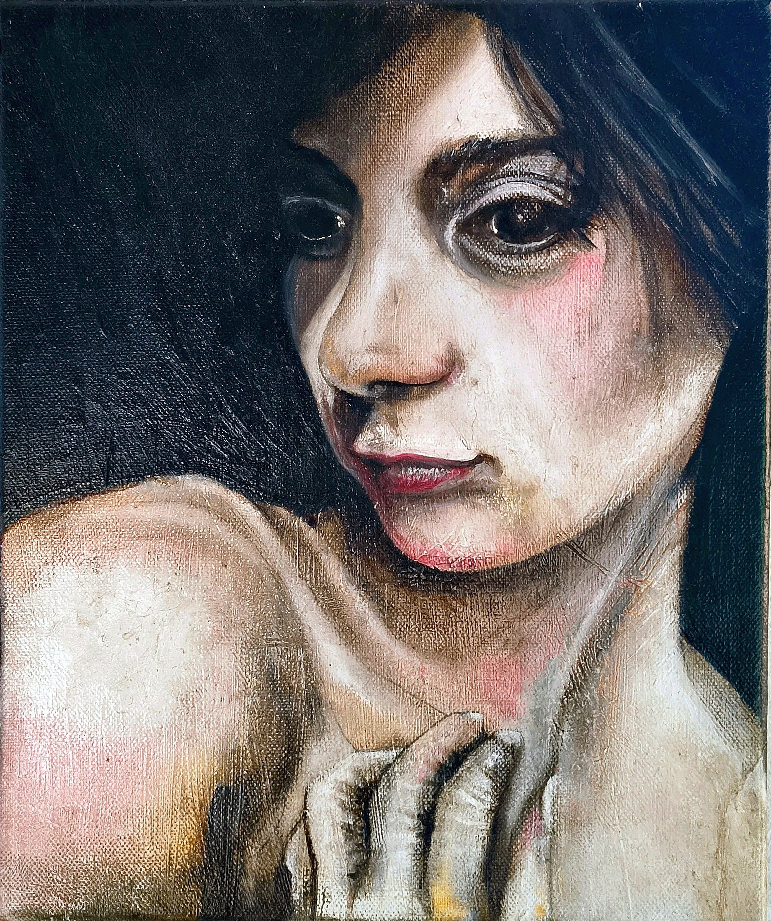 ritratto di una donna con trucco marcato, occhi grandi e labbra rosse, capelli scuri e lunghi, sfondo scuro