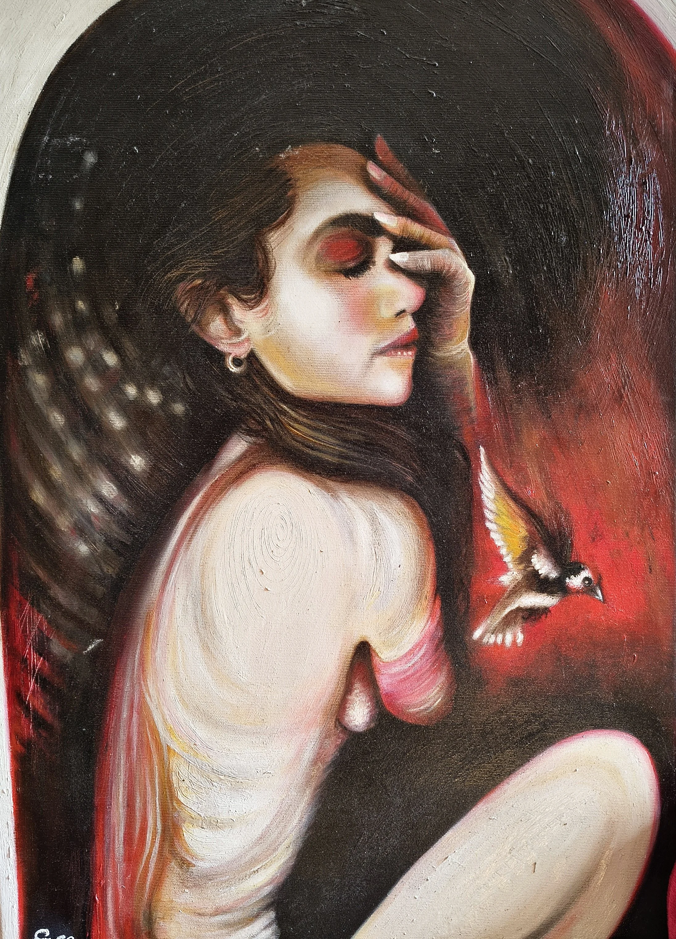 Ritratto di una donna con capelli castani, occhi chiusi, trucco rosso e oro, che copre il volto con la mano, sfondo rosso con dettagli bianchi e neri.