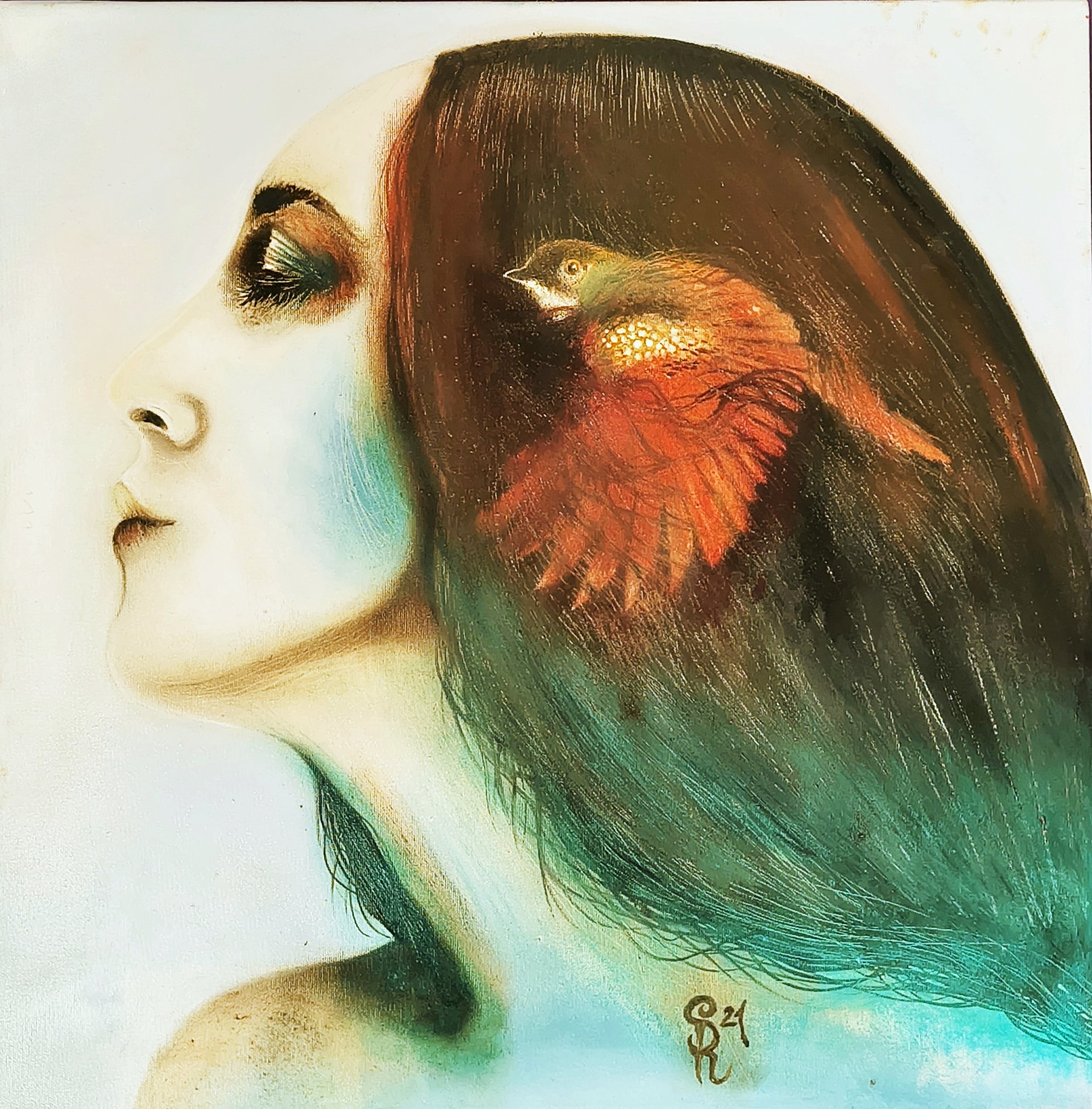 Un ritratto artistico di una donna con il volto inclinato di profilo, capelli bruniti che cadono lungo la spalla, con un uccellino sulla spalla, in uno stile che combina elementi di pittura e disegno.