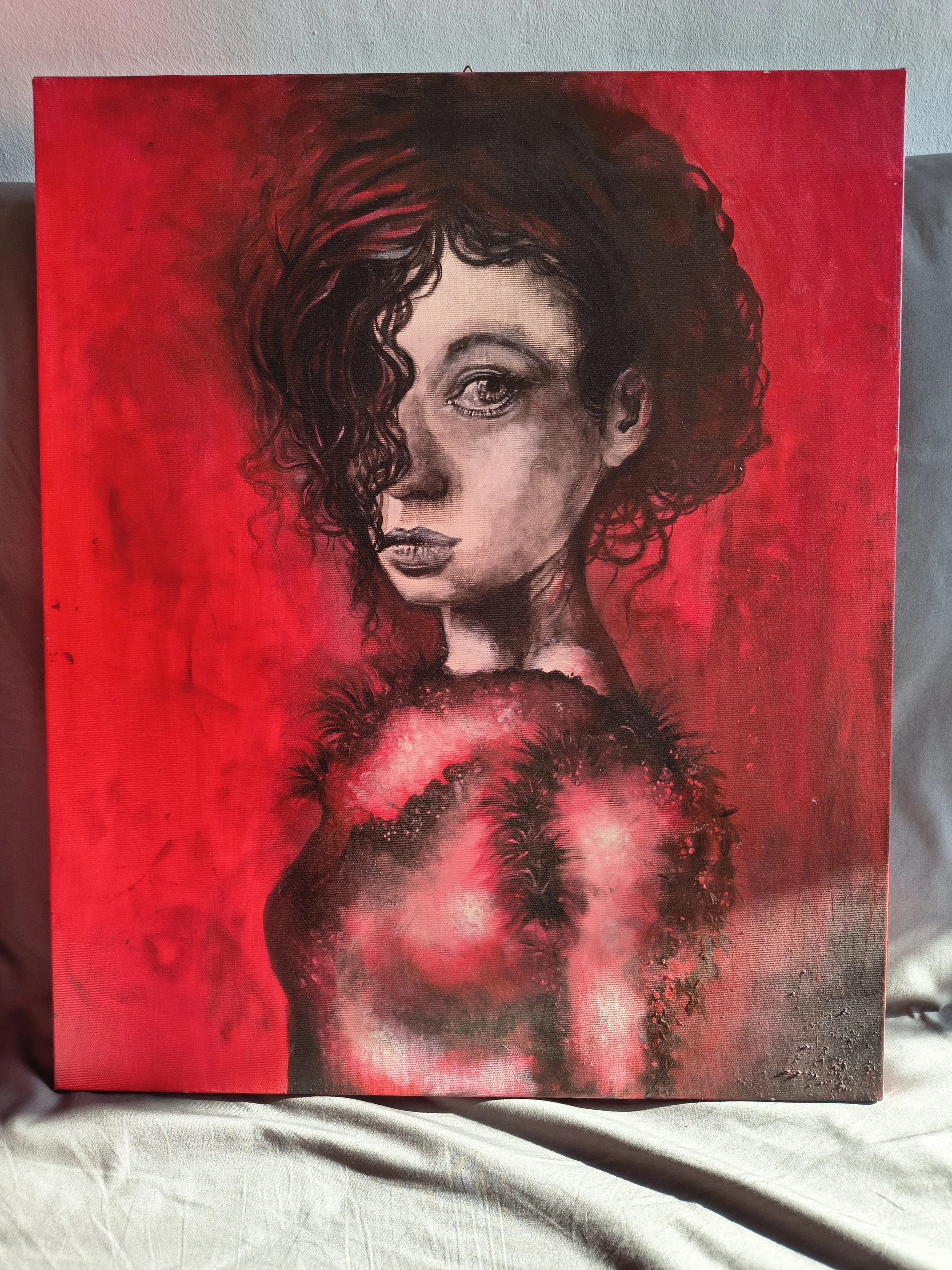 Dipinto raffigurante una donna con capelli ricci e scuri, con un'espressione seria, su sfondo rosso.