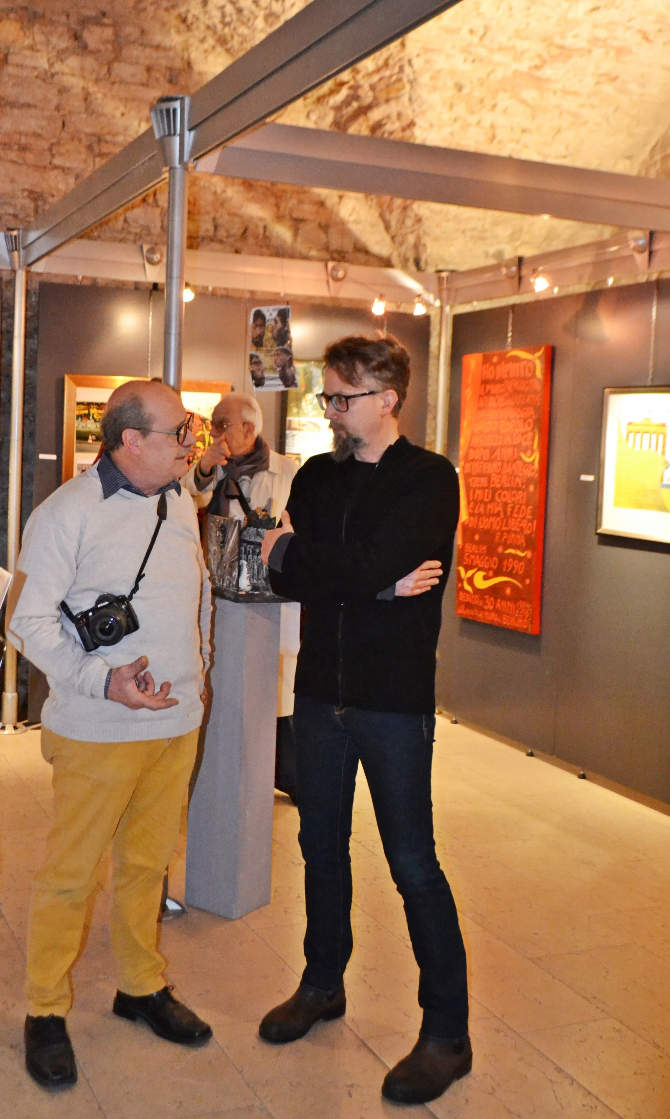 Mostra collettiva "Il Muro al Muro", aprile 2019, presso il Palazzo Thun, Trento. L'evento, creato dall'associazione culturale Kunst Grenzen, celebra il 30ennale della caduta del muro di Berlino. In questo scatto con l'artista e presidente di Kunst G