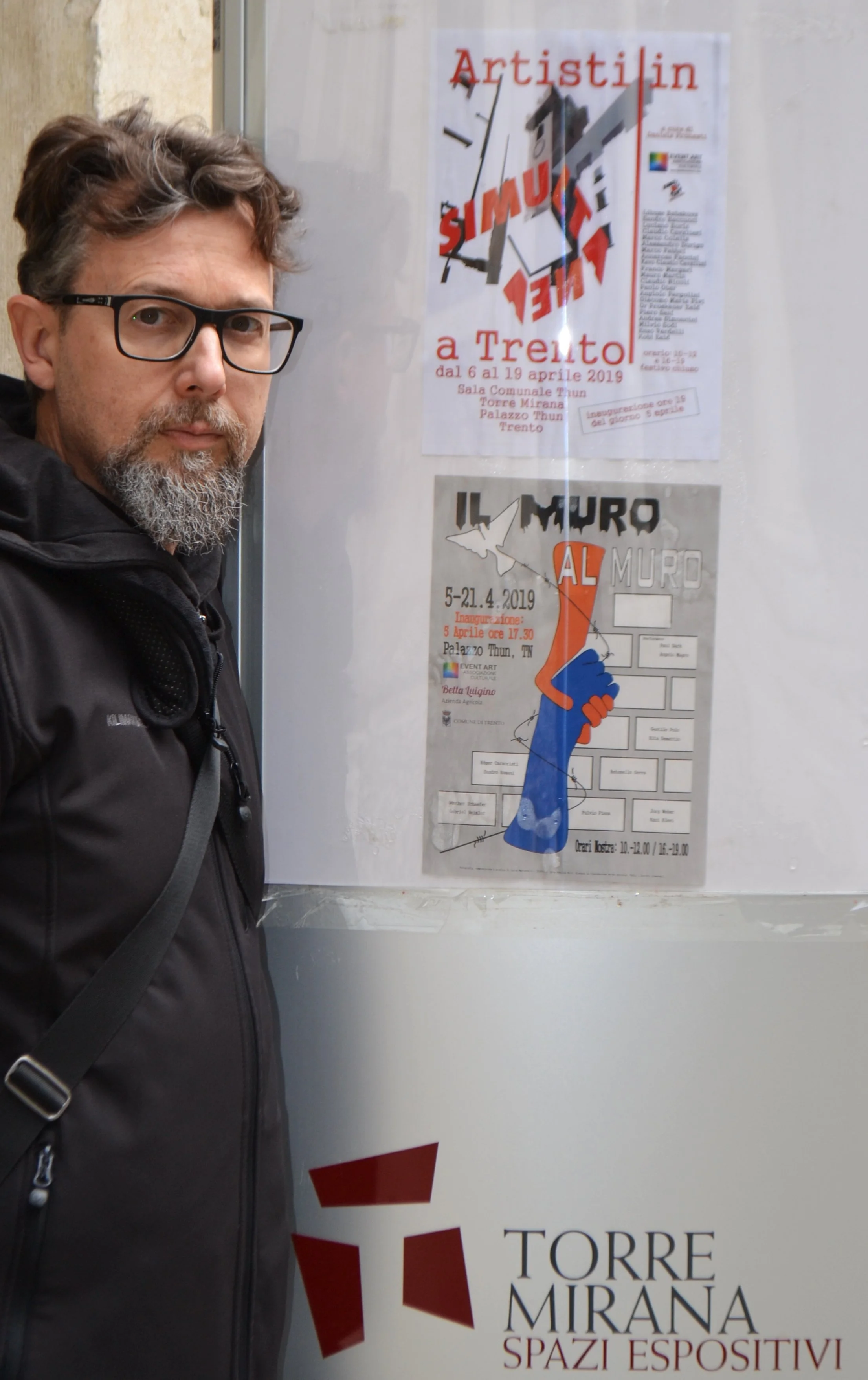 Mostra collettiva "Il Muro al Muro", aprile 2019, presso il Palazzo Thun, Trento. L'evento, creato dall'associazione culturale Kunst Grenzen, celebra il 30ennale della caduta del muro di Berlino.
