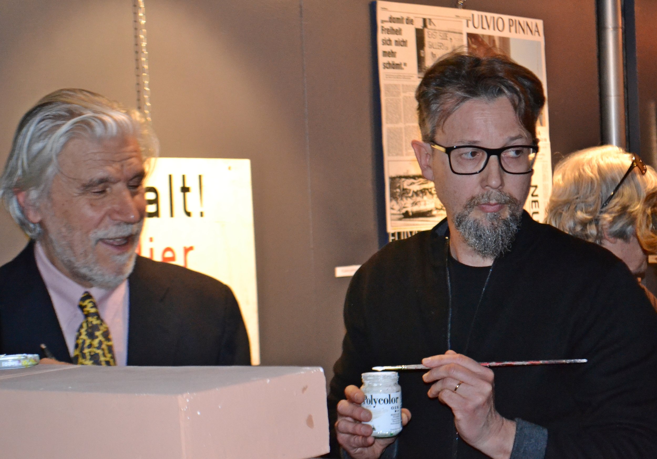 Mostra collettiva "Il Muro al Muro", aprile 2019, presso il Palazzo Thun, Trento. L'evento, creato dall'associazione culturale Kunst Grenzen, celebra il 30ennale della caduta del muro di Berlino. In questa foto con l'artista Claudio Pinna.