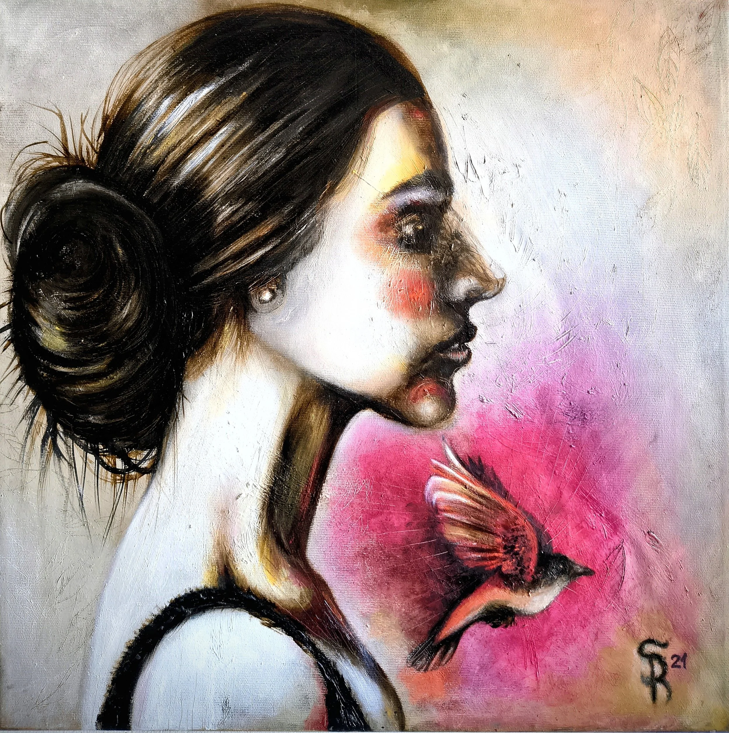Ritratto femminile olio su tela  con acconciatura vintage, trucco appariscente e orecchini perlati, sfondo sfumato rosa e grigio. Nella struttra del dipinto c'è l'elemento natura con un uccellino in volo che accompagna il soggetto  principale